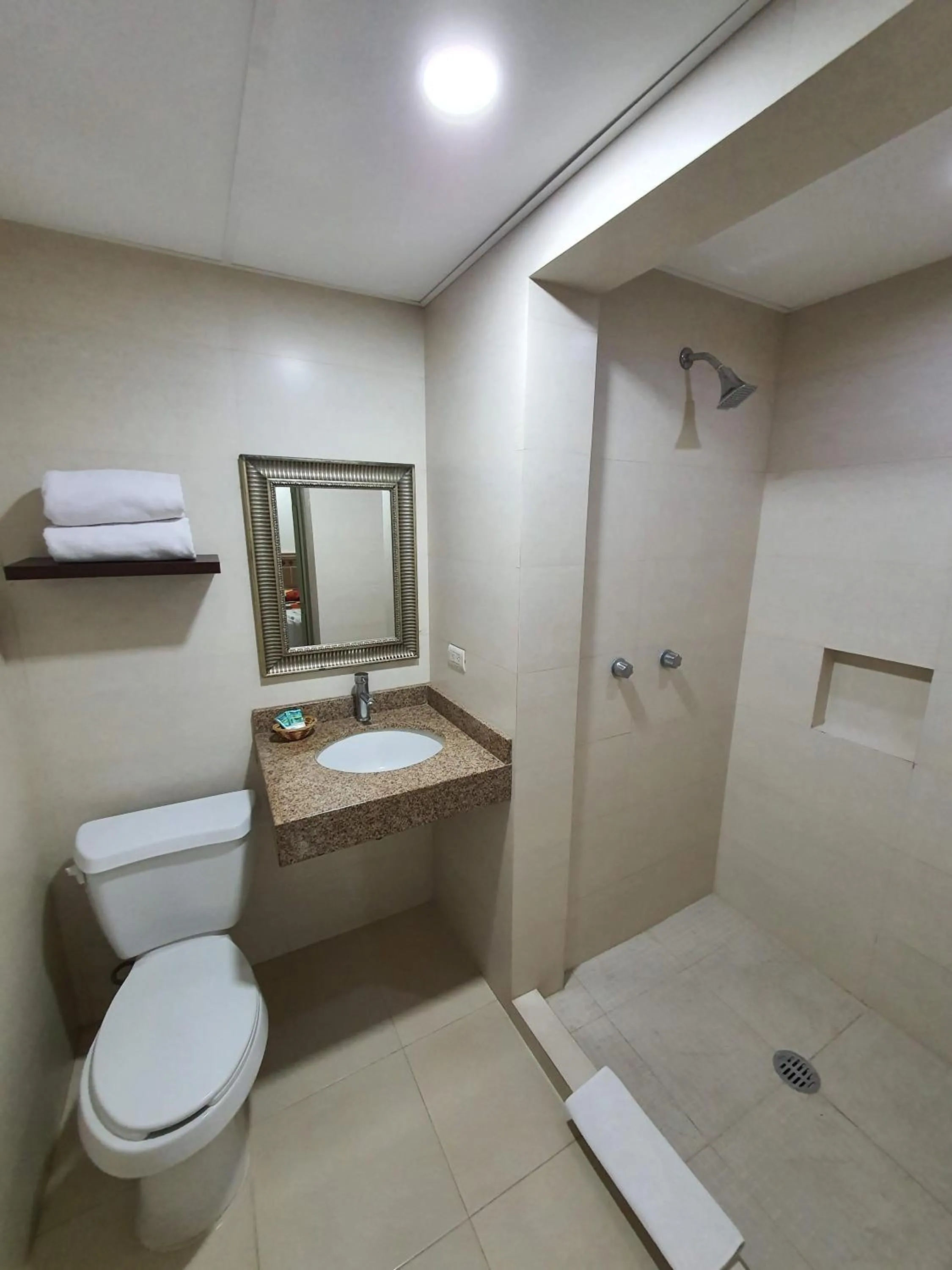 Bathroom in Hotel el Mayo Inn