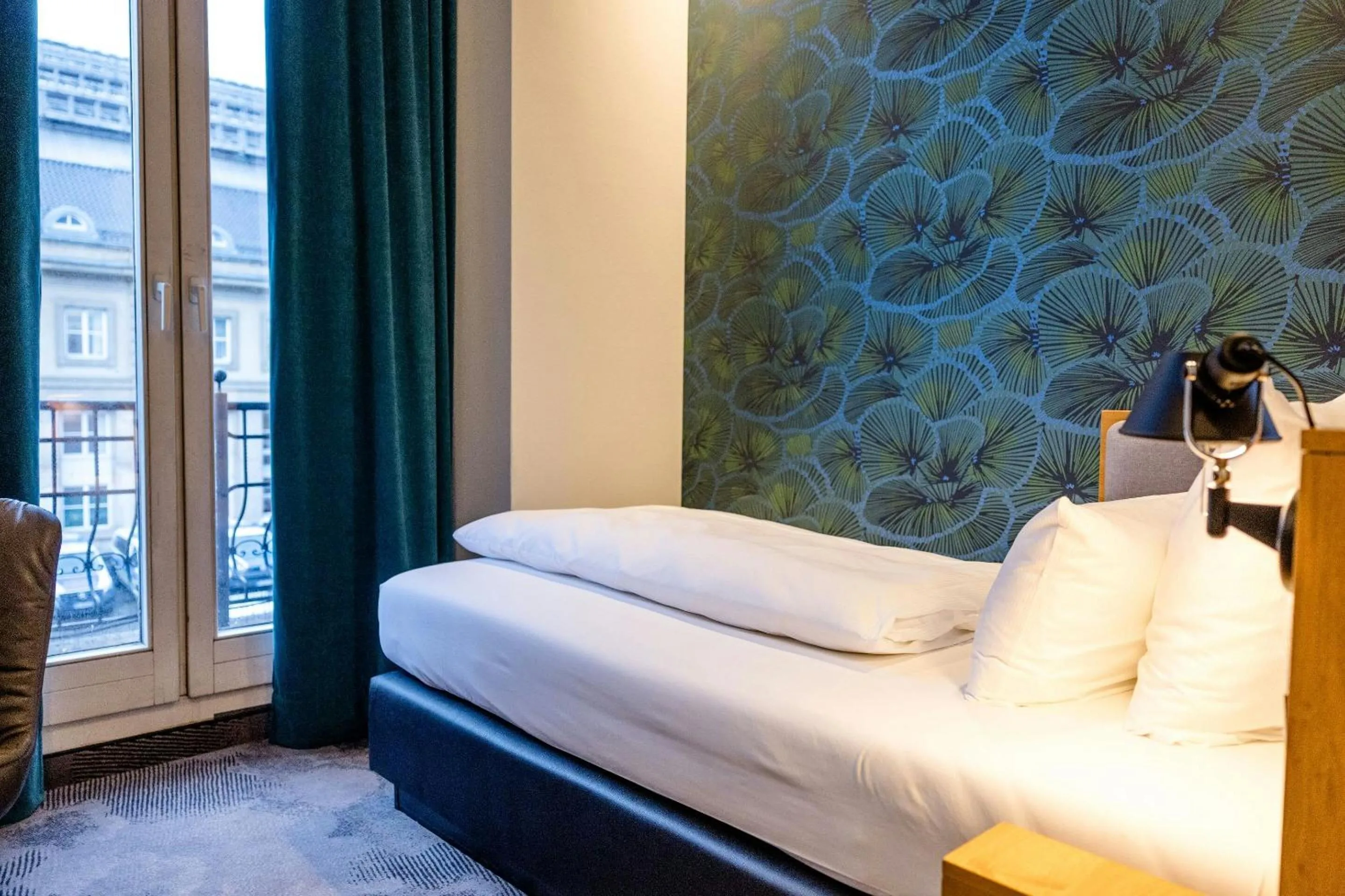 Photo of the whole room, Bed in Motel One Frankfurt-Hauptbahnhof