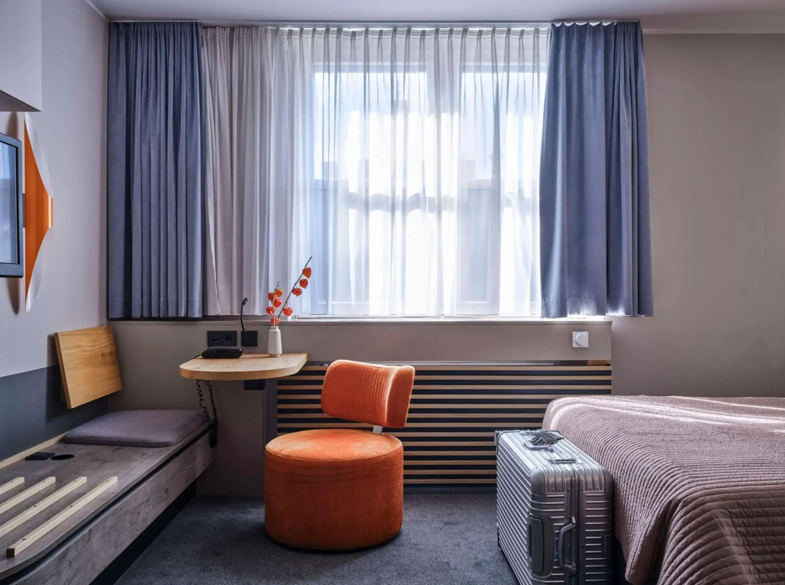 Living room, Bed in Flemings Hotel Frankfurt-Central Living room, Bed in Flemings Hotel Frankfurt-Central