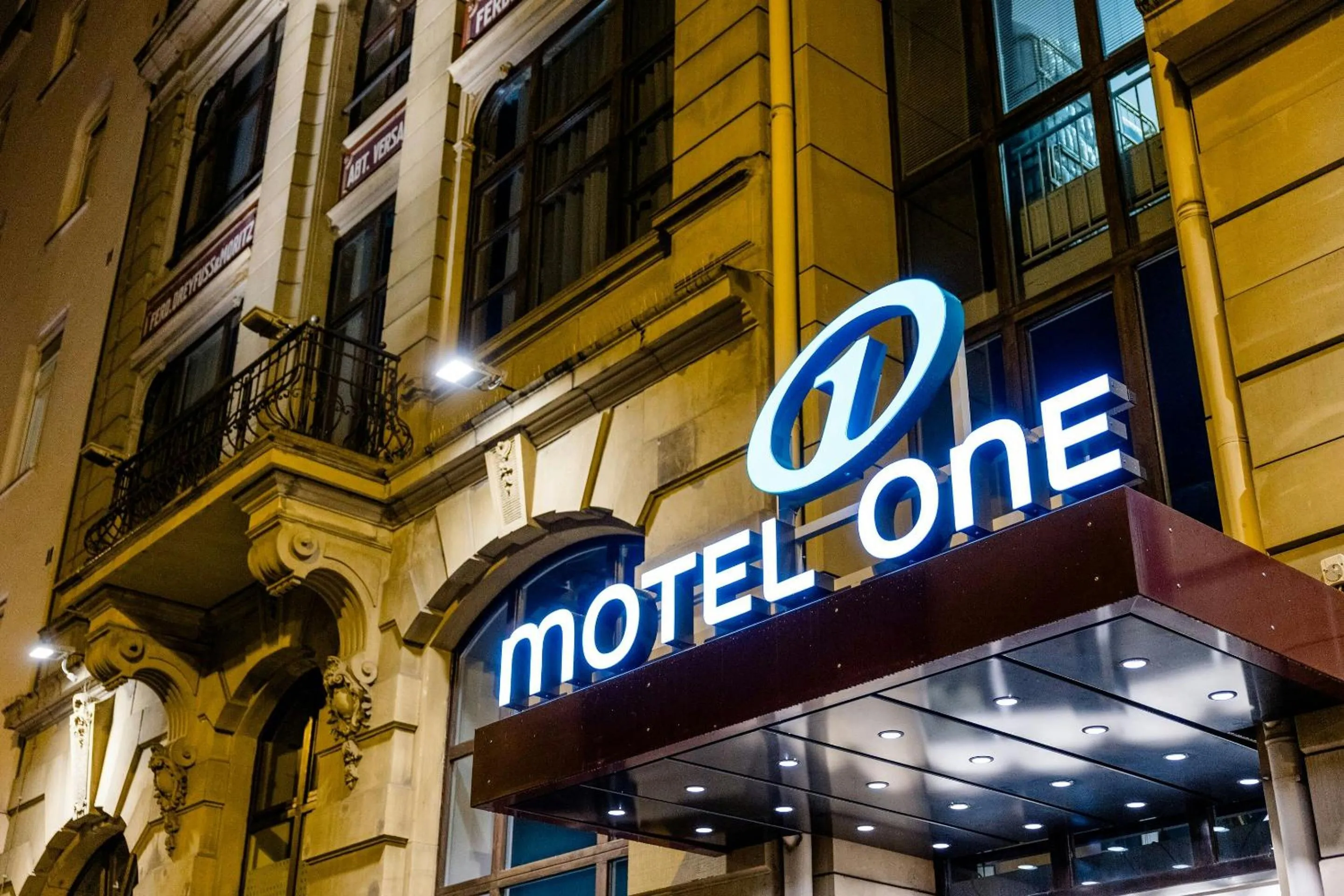 Facade/entrance in Motel One Frankfurt-Hauptbahnhof