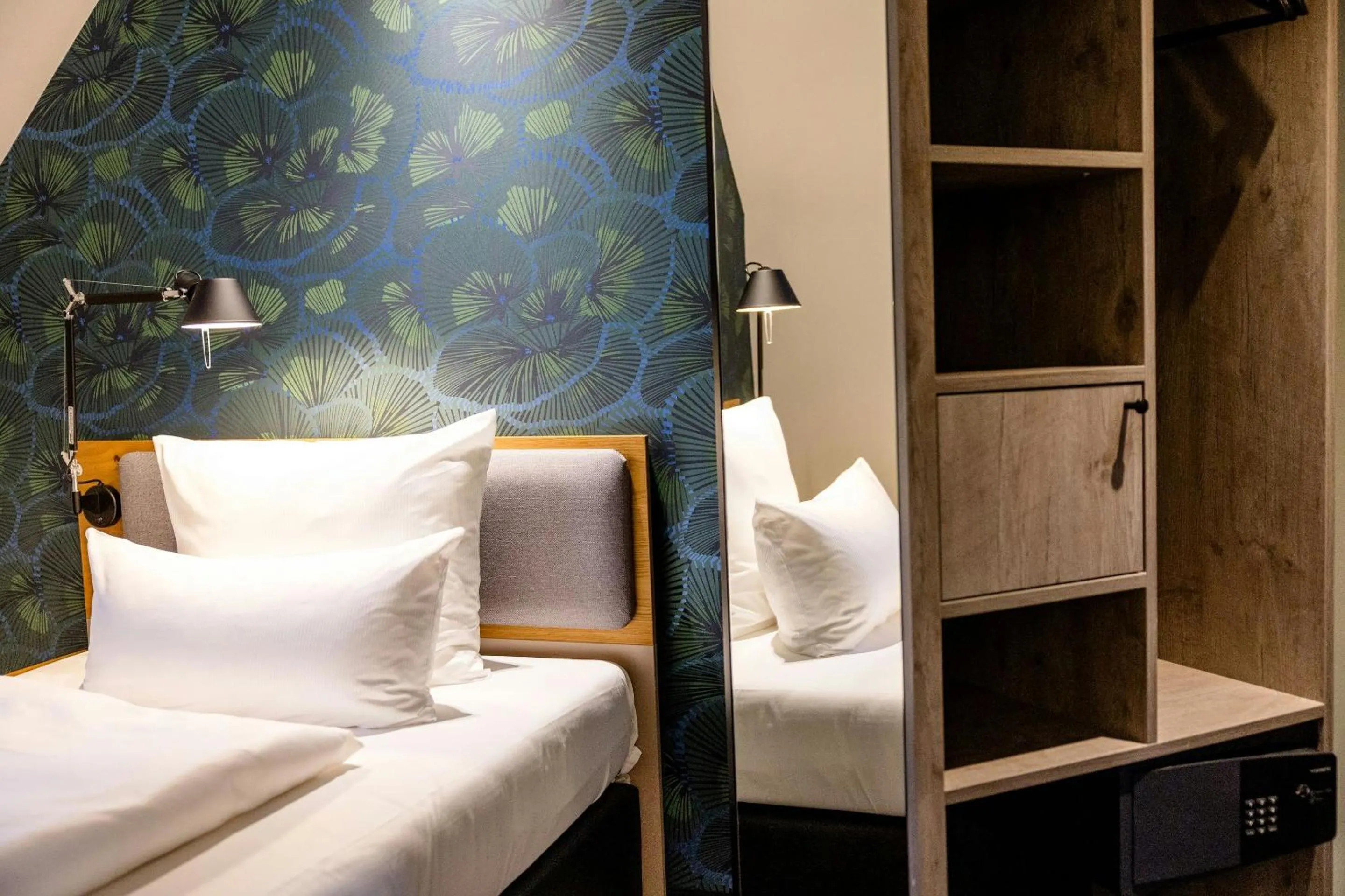 Photo of the whole room, Bed in Motel One Frankfurt-Hauptbahnhof