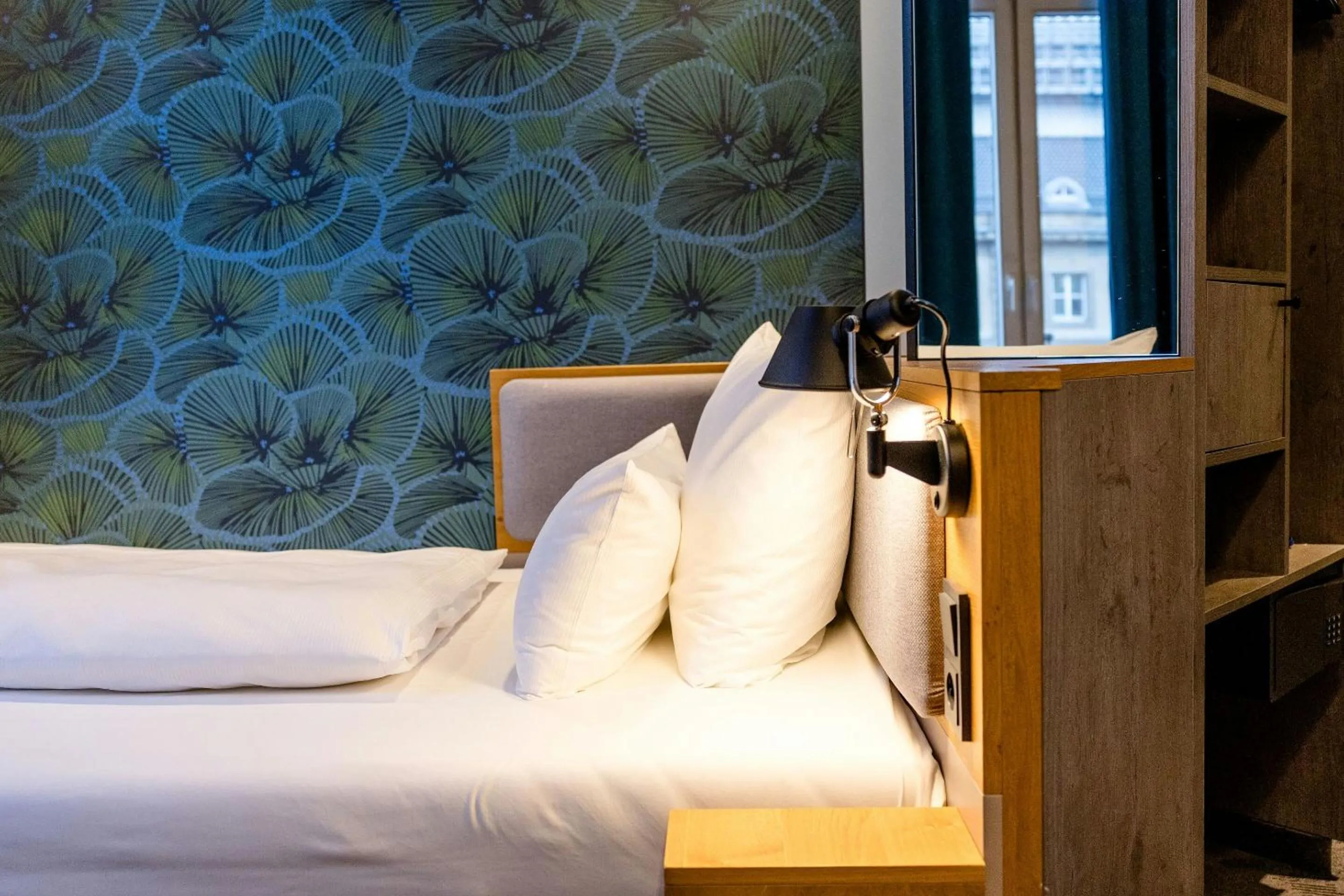 Photo of the whole room, Bed in Motel One Frankfurt-Hauptbahnhof