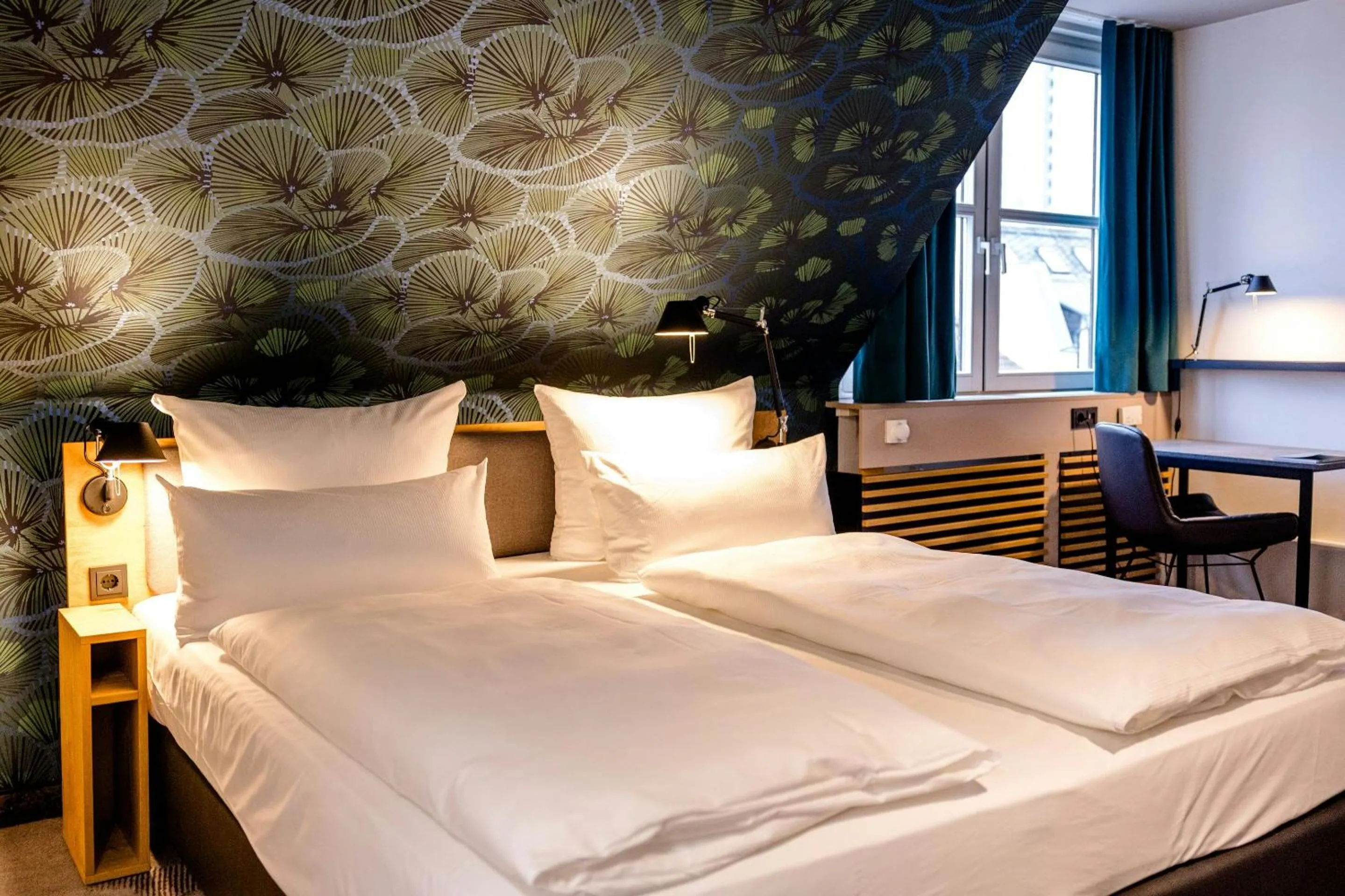 Facade/entrance, Bed in Motel One Frankfurt-Hauptbahnhof