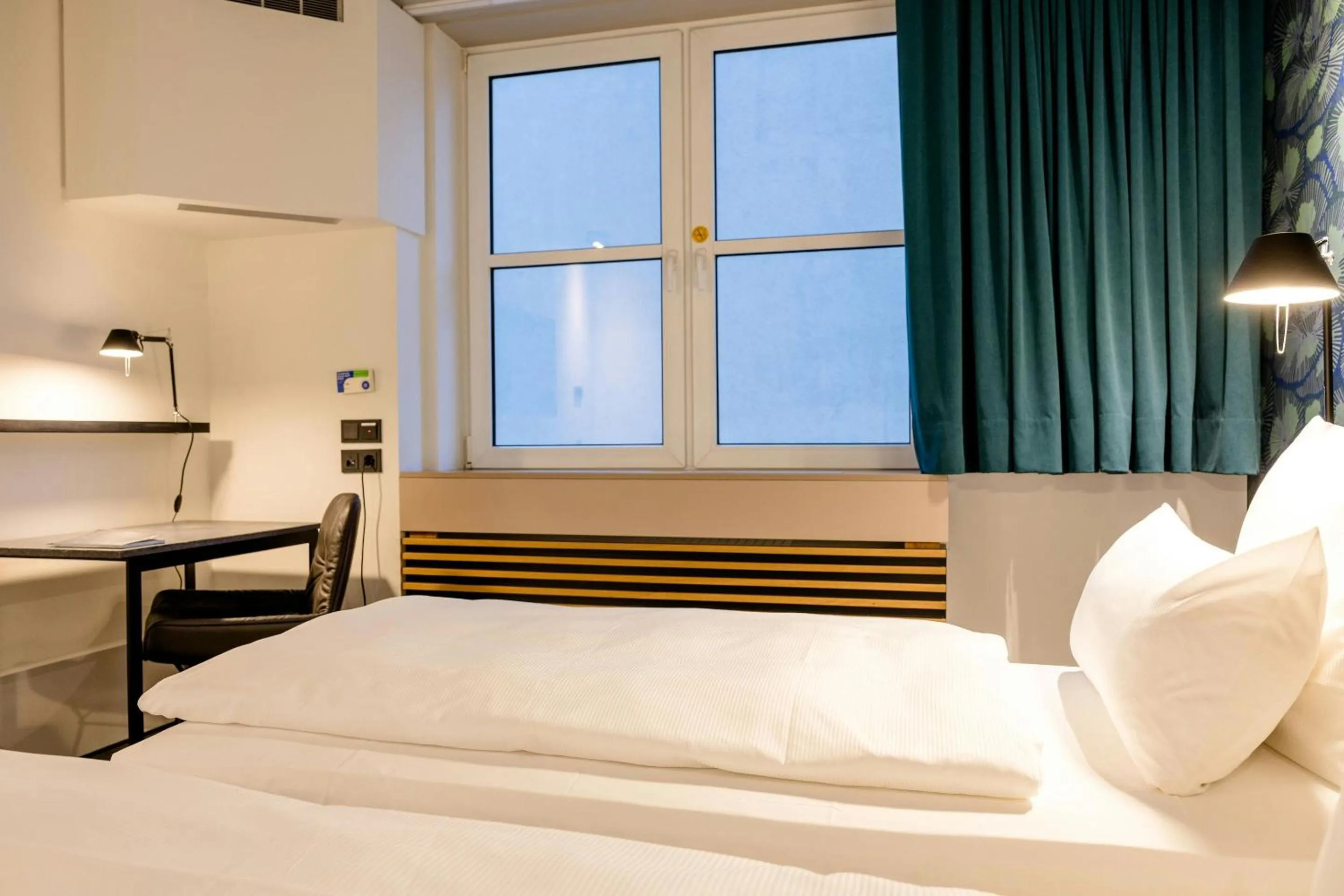 Photo of the whole room, Bed in Motel One Frankfurt-Hauptbahnhof