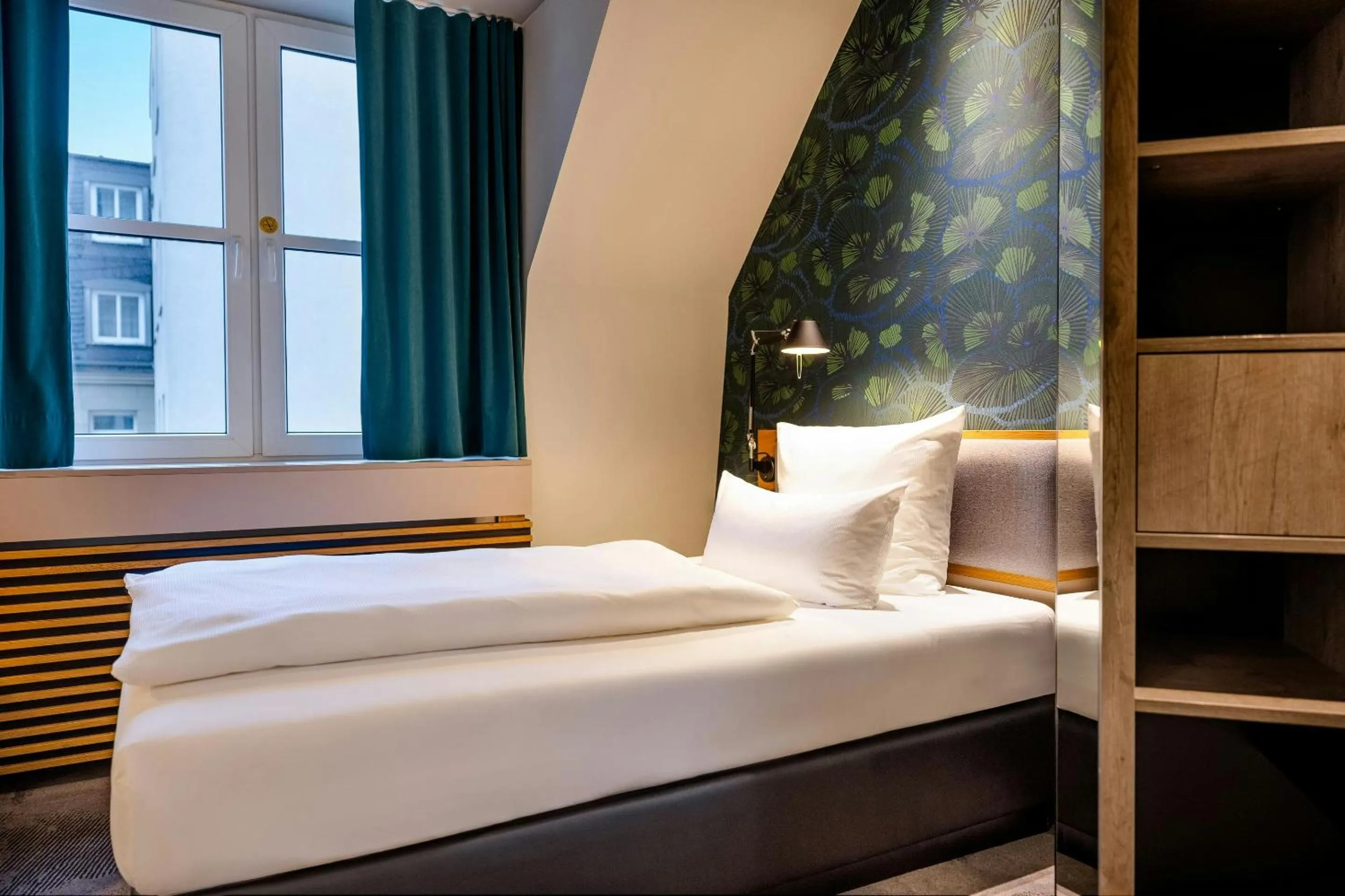 Photo of the whole room, Bed in Motel One Frankfurt-Hauptbahnhof