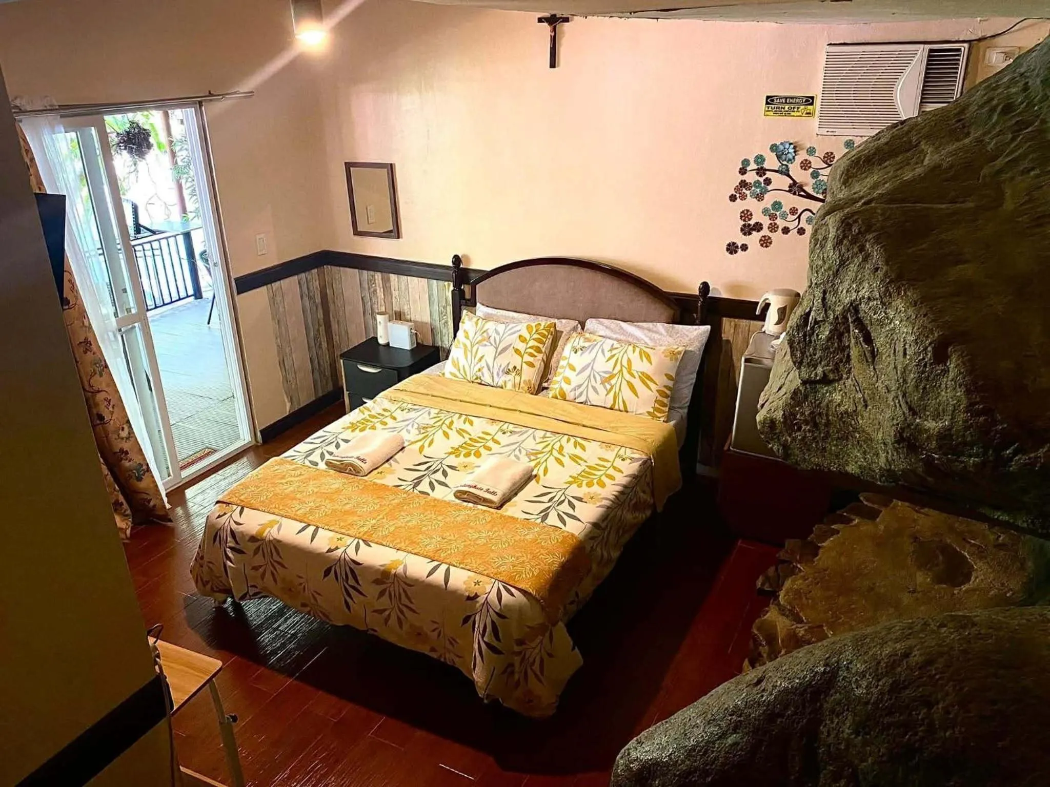 Bed in Pulangbato Falls Mountain Resort