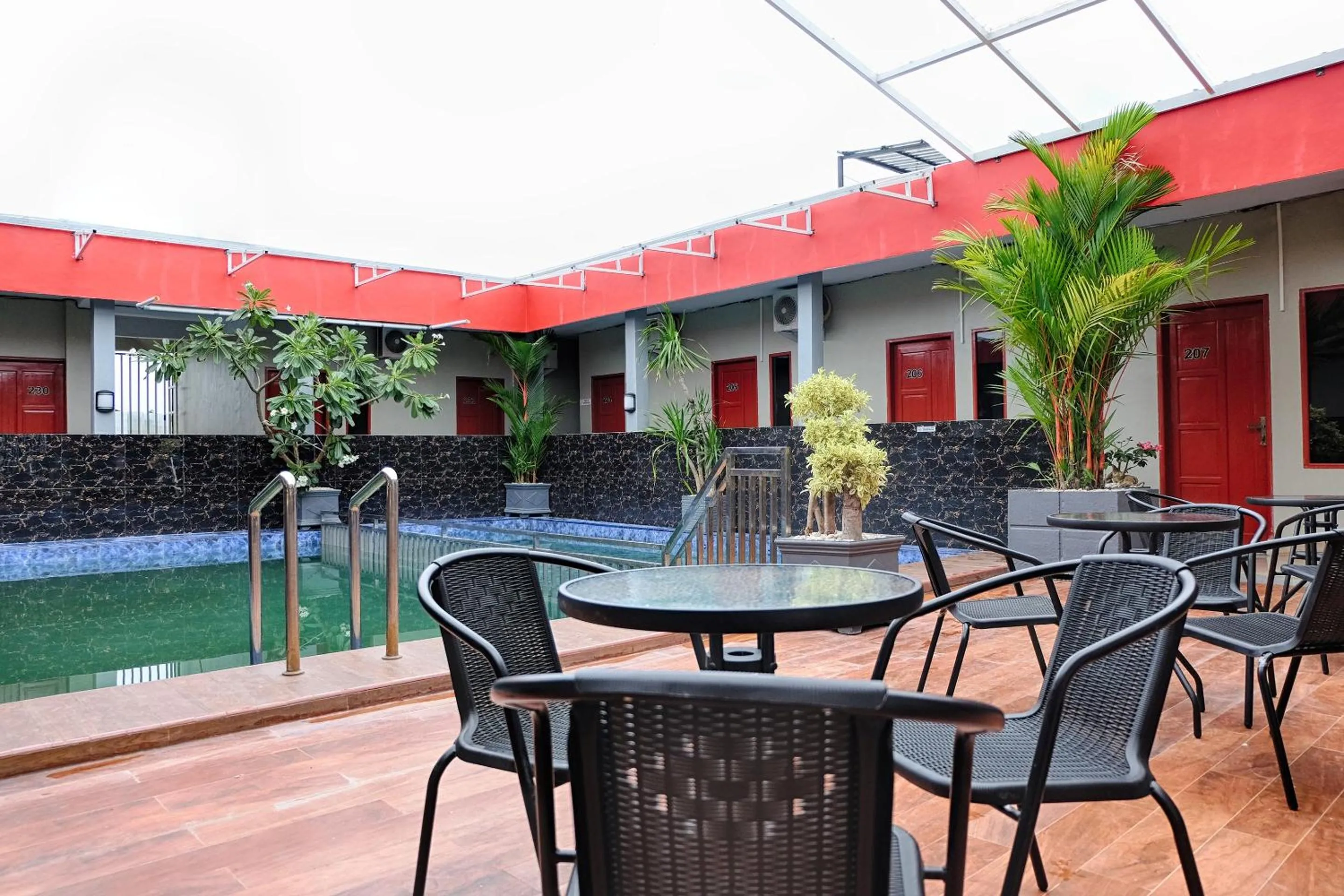 Swimming pool in Hotel O Jinan Makassar