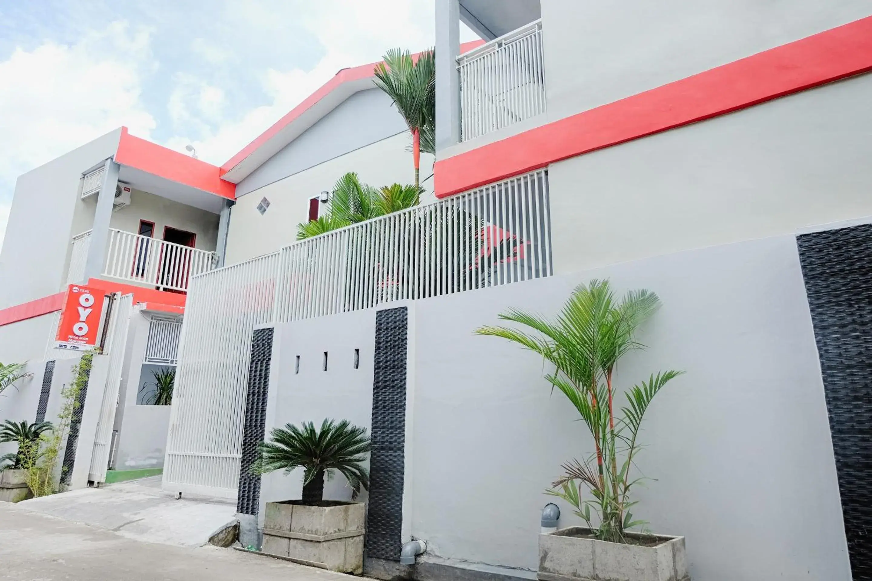 Facade/entrance in Hotel O Jinan Makassar Facade/entrance in Hotel O Jinan Makassar
