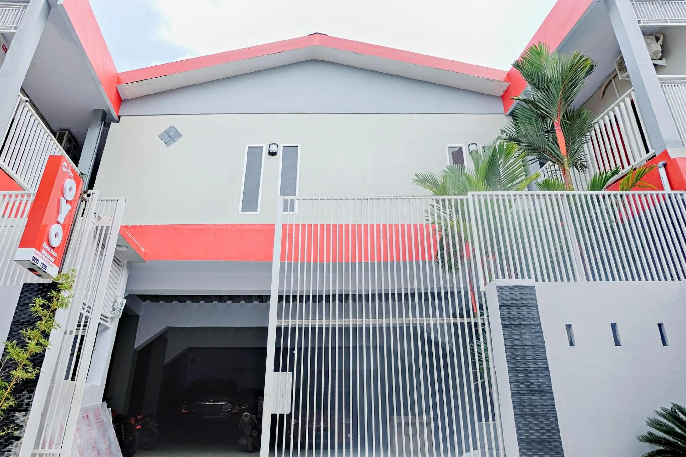 Facade/entrance in Hotel O Jinan Makassar