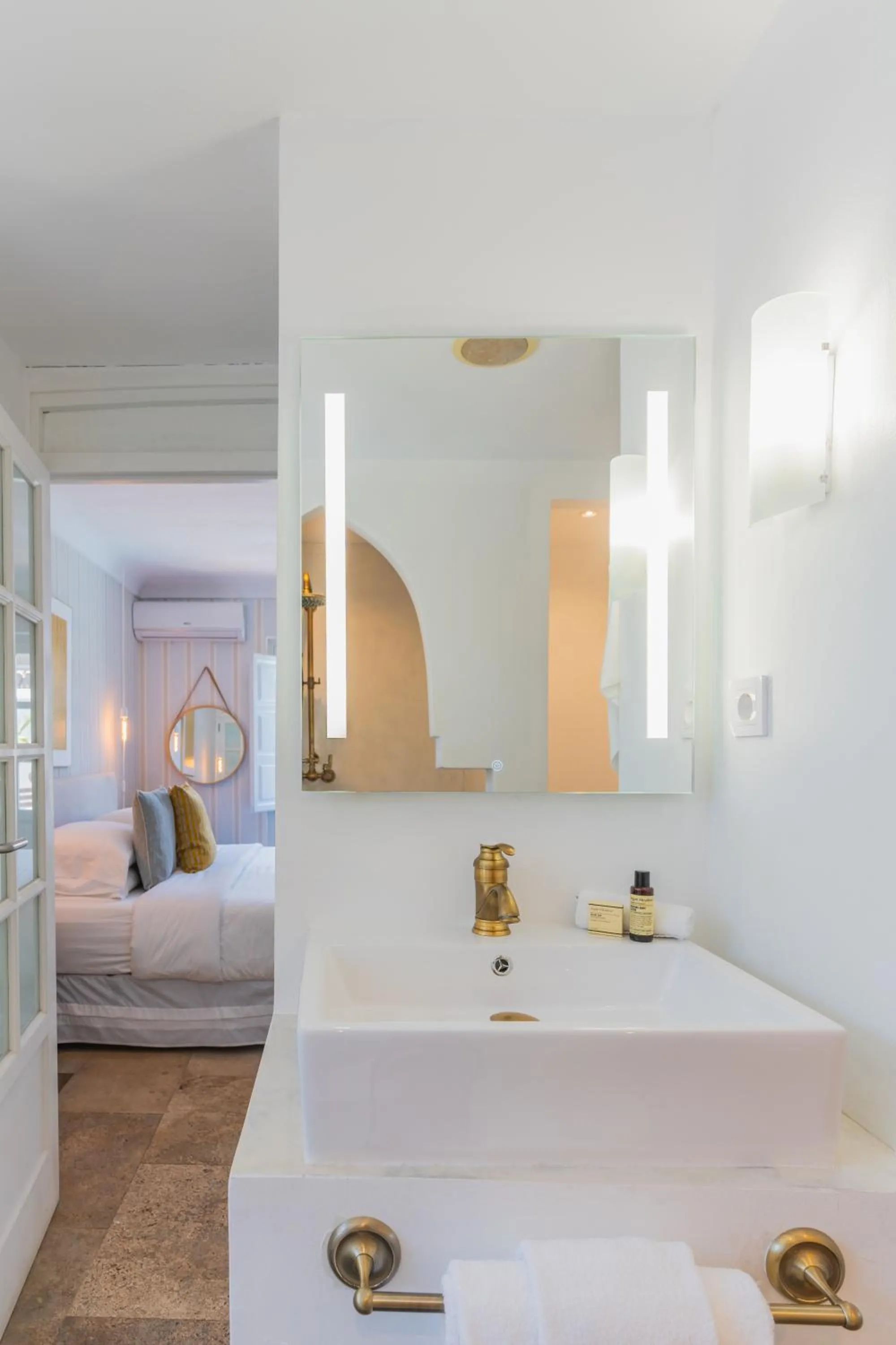 Bathroom, Bed in The Pearl - Marbella