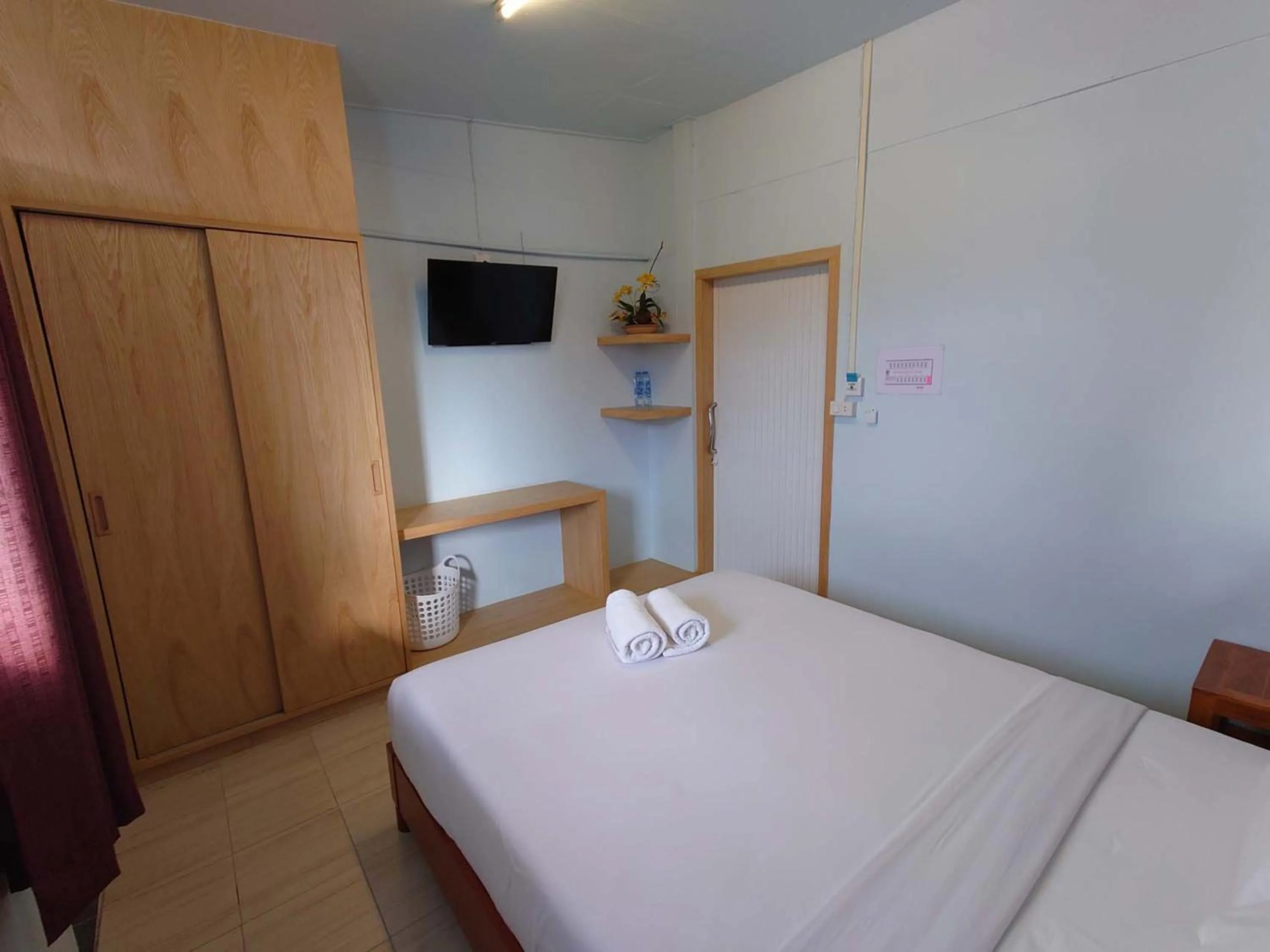 Photo of the whole room, Bed in Baan Kim Lian SHA