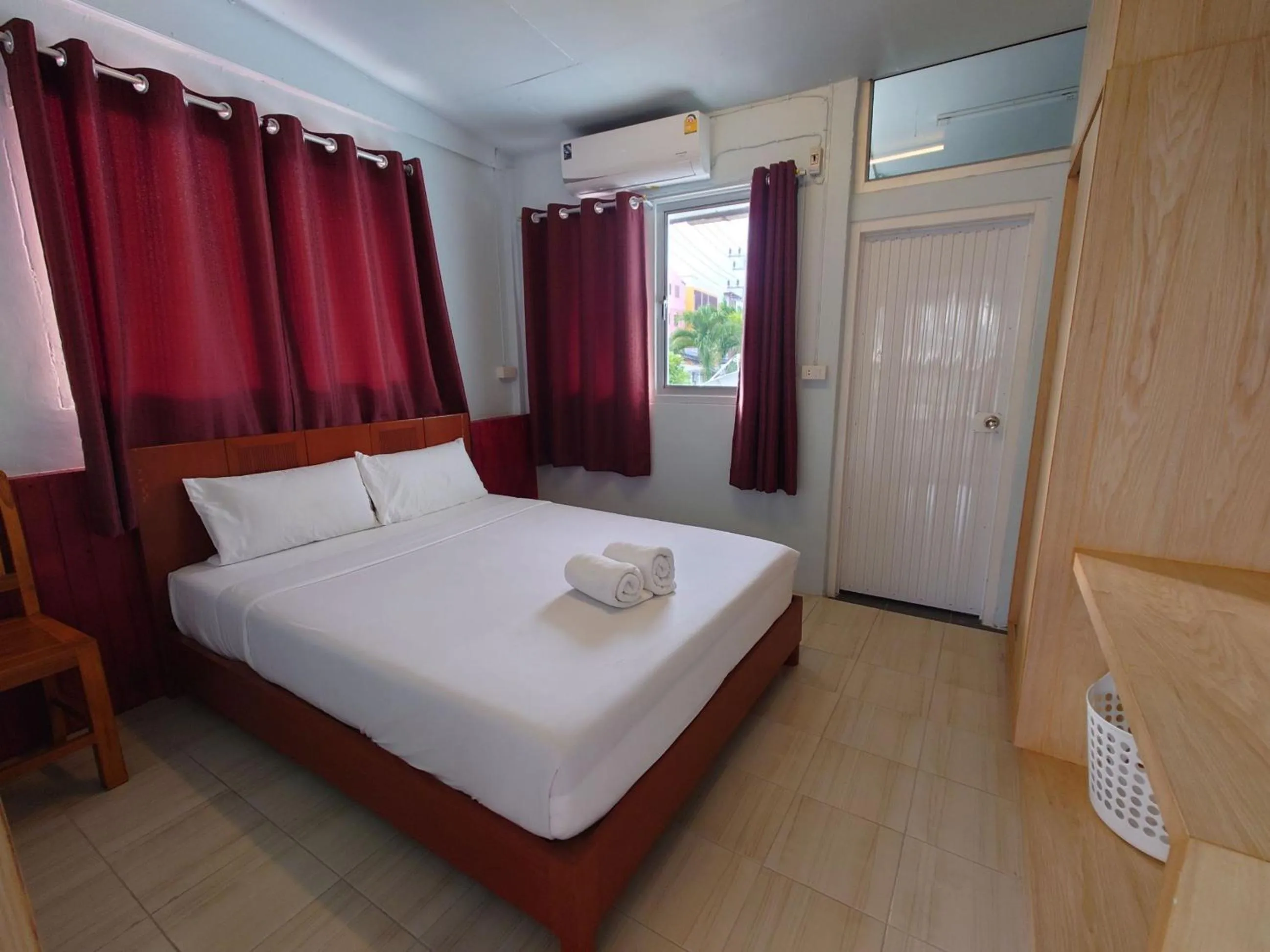 Photo of the whole room, Bed in Baan Kim Lian SHA