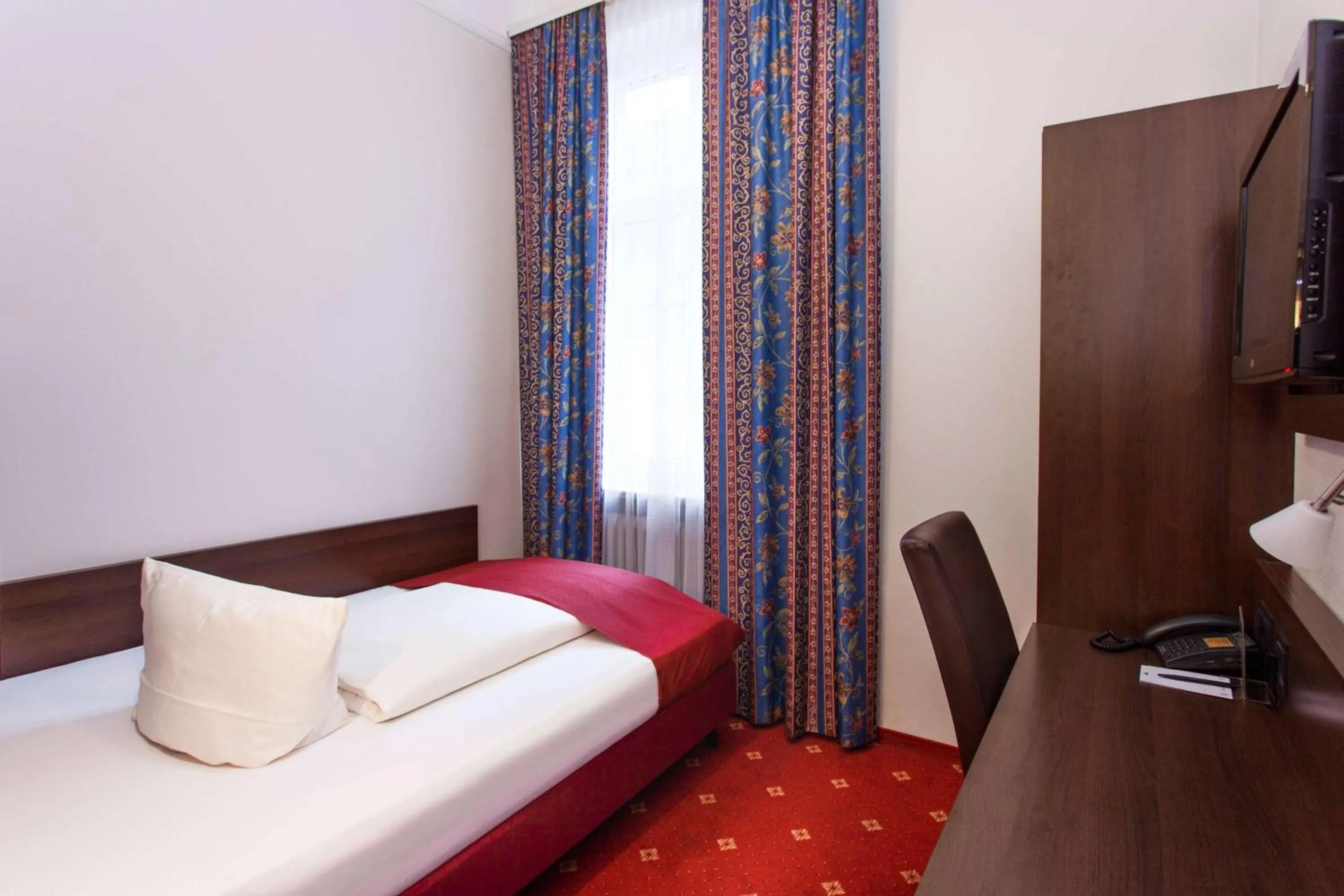 Photo of the whole room, Bed in Centro Hotel National Frankfurt City, Trademark Collection by Wyndham