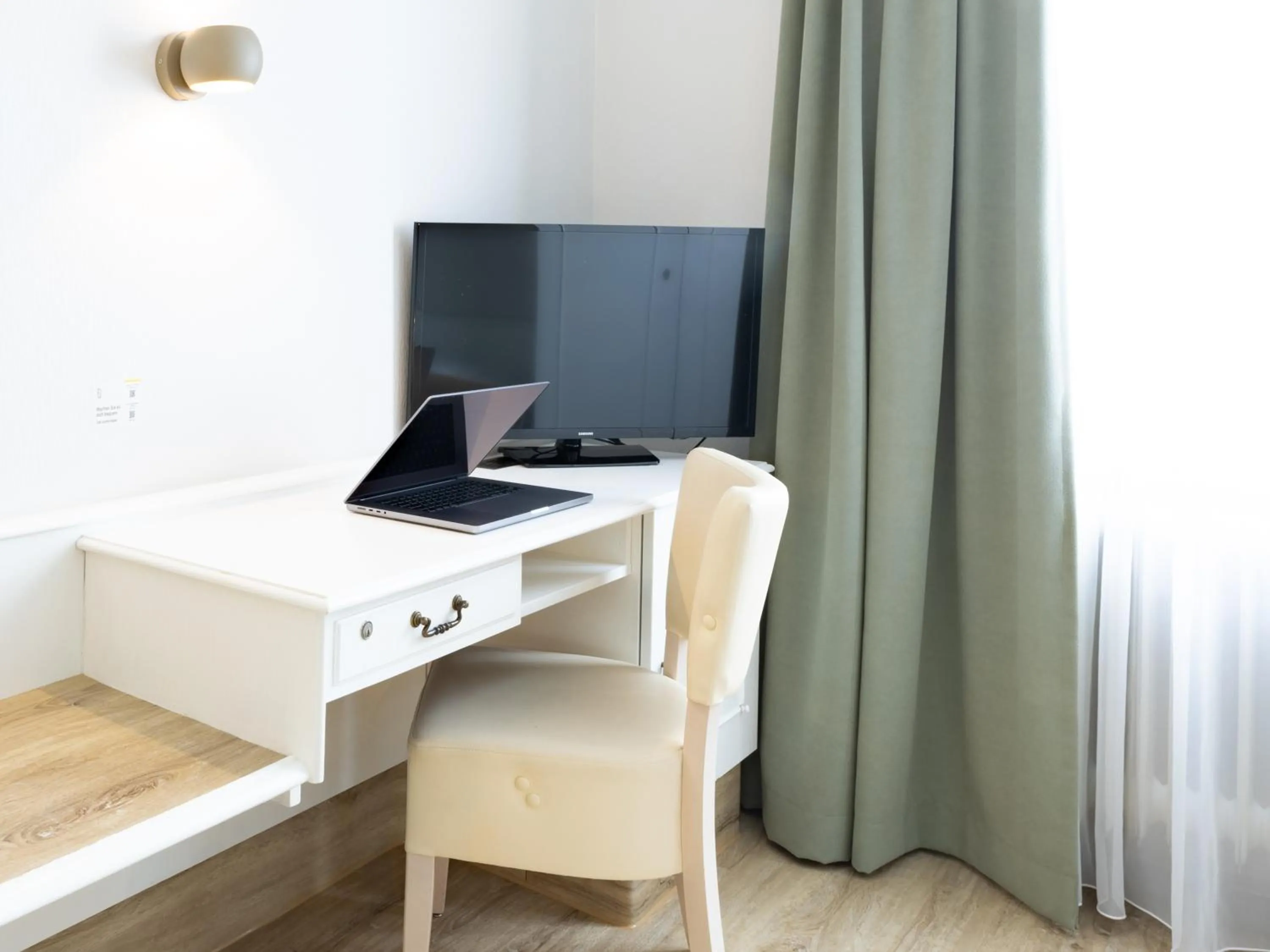 Photo of the whole room in Hotel Continental Frankfurt