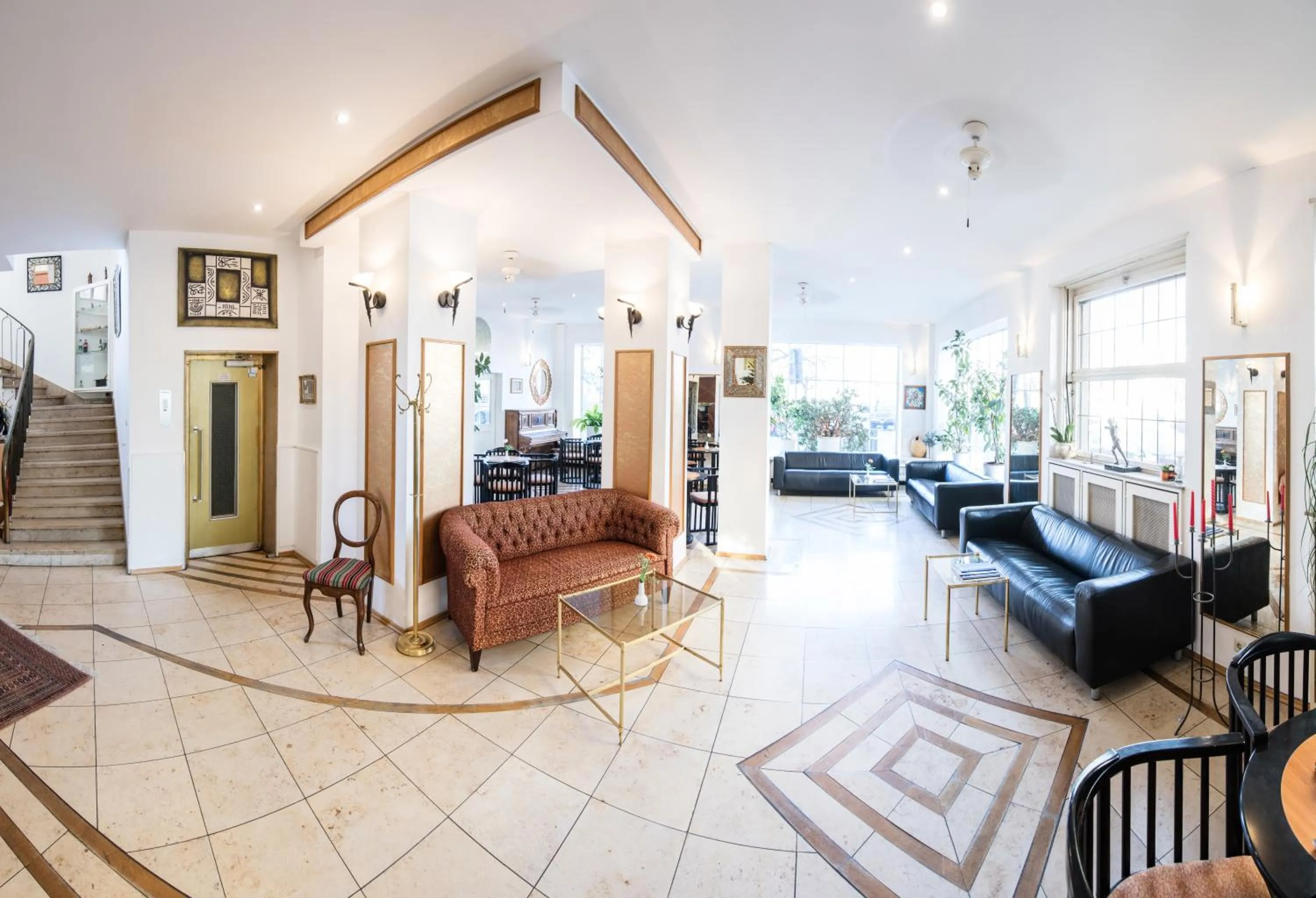 Communal lounge/ TV room in Hotel Central Hauptbahnhof