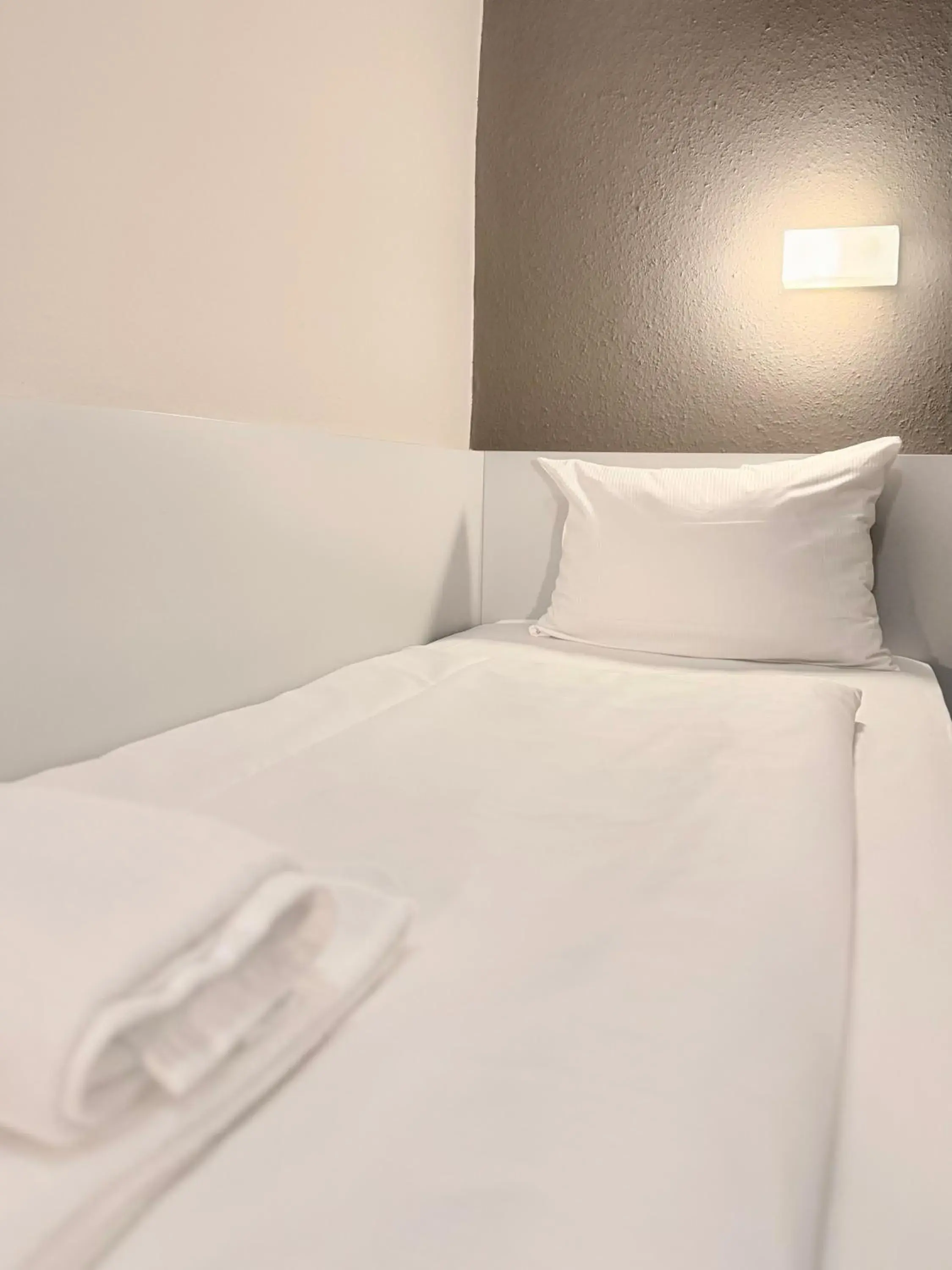 Bed in Colour Hotel Bed in Colour Hotel