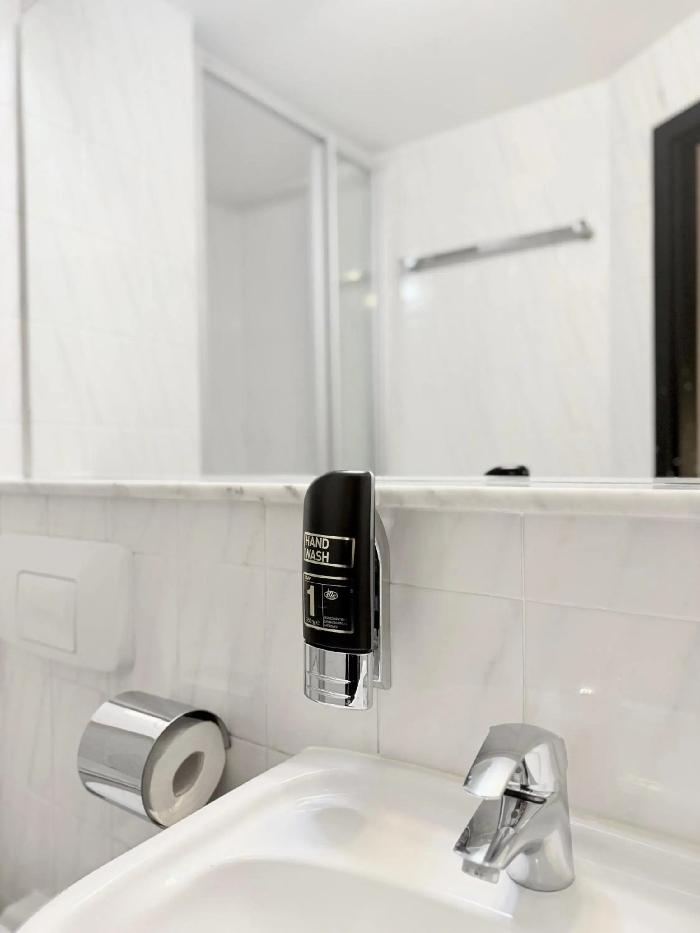 Shower in Colour Hotel Shower in Colour Hotel