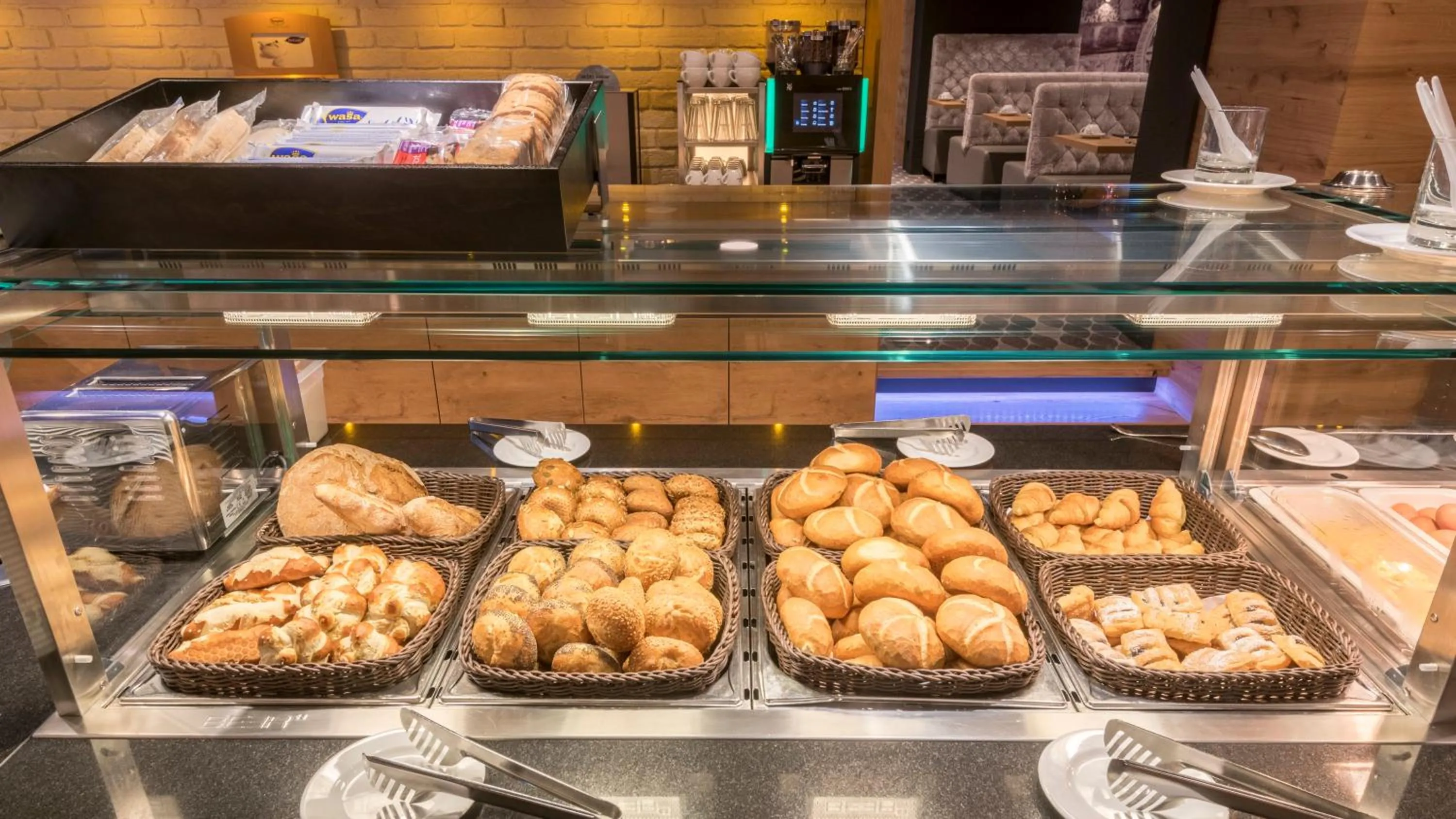 Restaurant/places to eat in Holiday Inn Munich Unterhaching by IHG