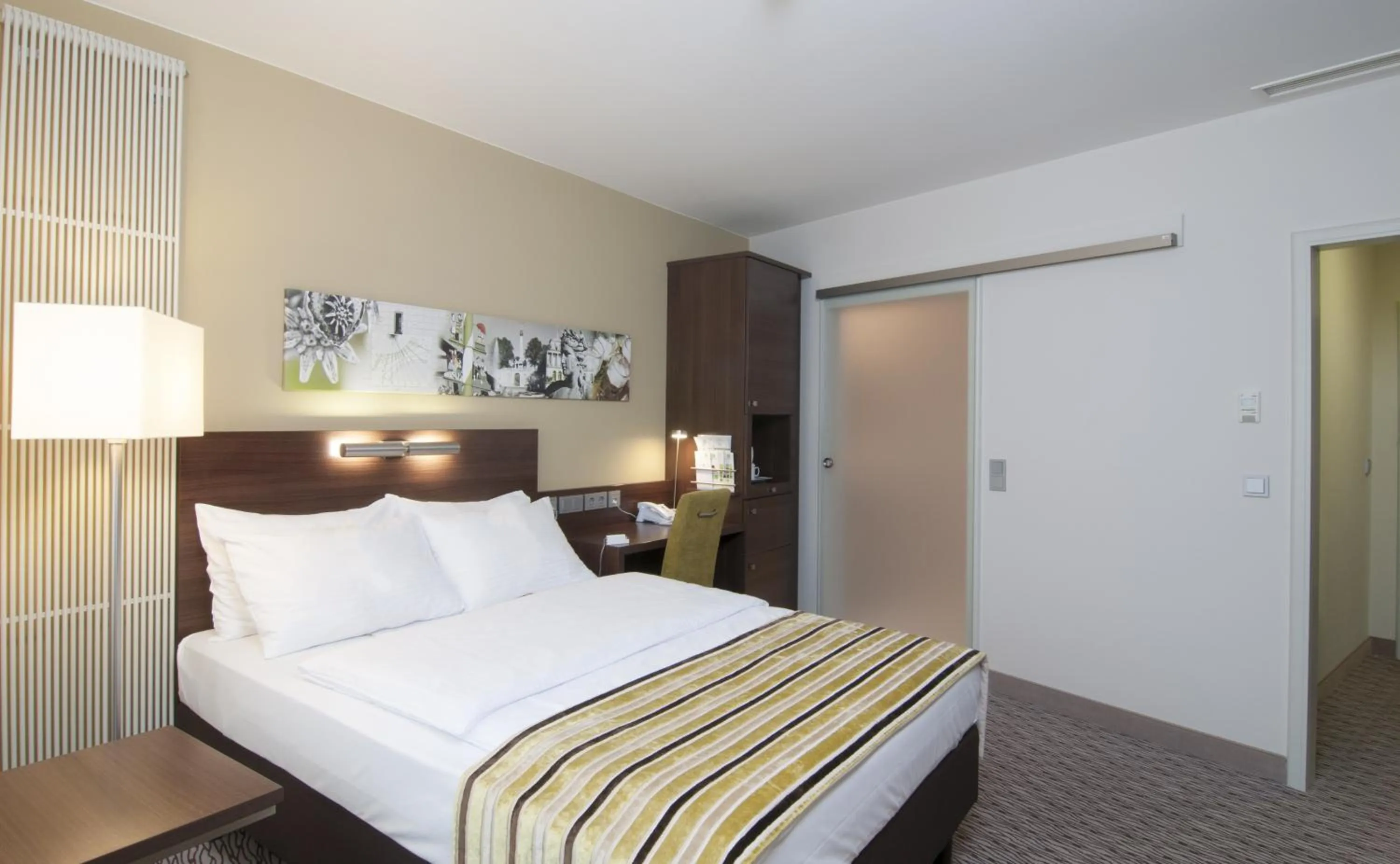 Photo of the whole room, Bed in Holiday Inn Munich Unterhaching by IHG
