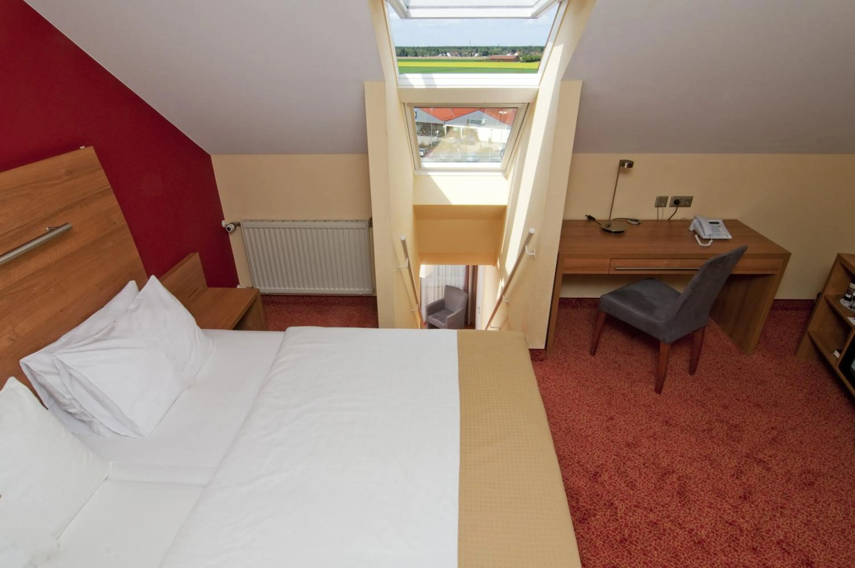 Photo of the whole room, Bed in Holiday Inn Munich Unterhaching by IHG