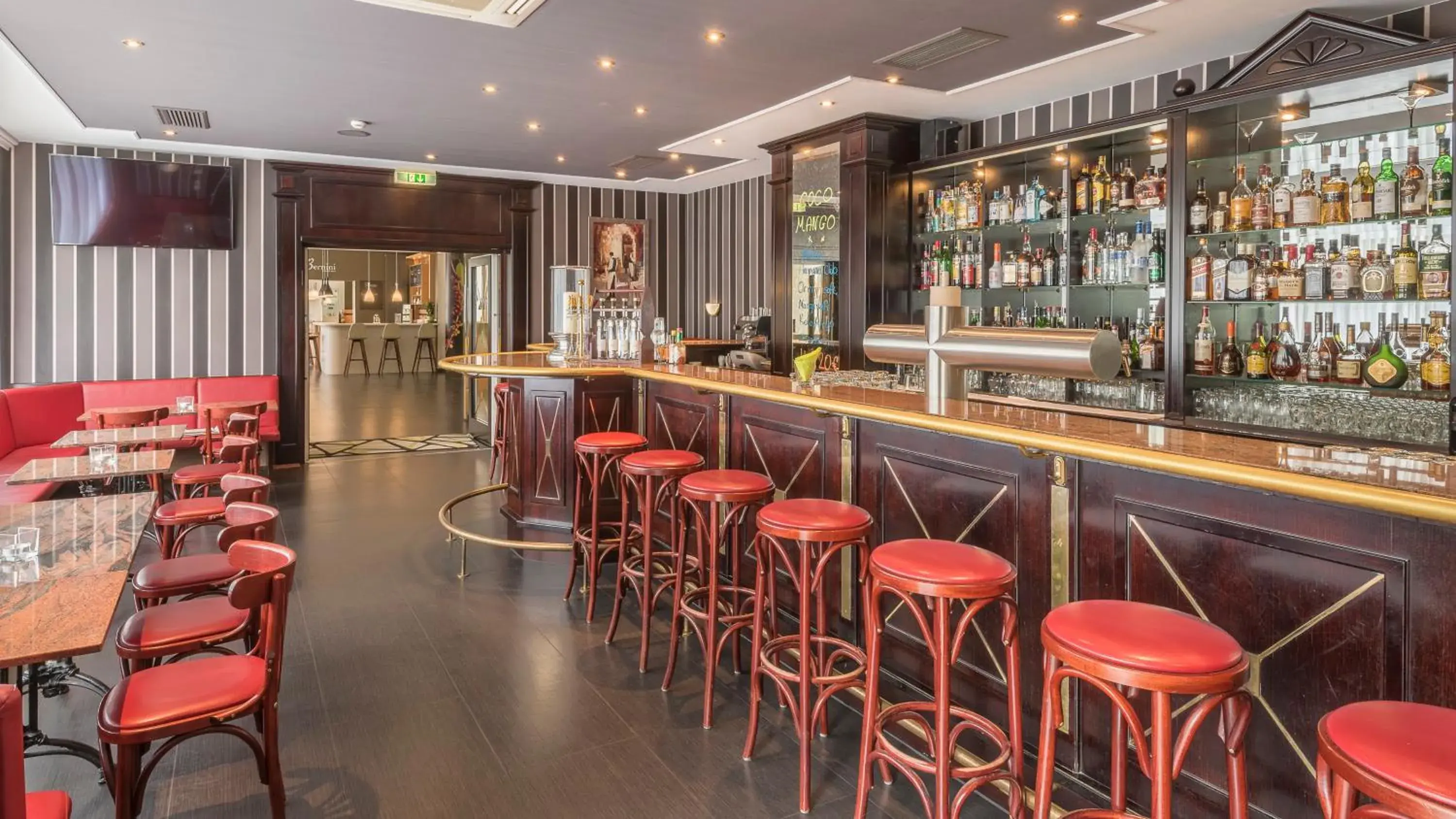 Lounge or bar in Holiday Inn Munich Unterhaching by IHG Lounge or bar in Holiday Inn Munich Unterhaching by IHG