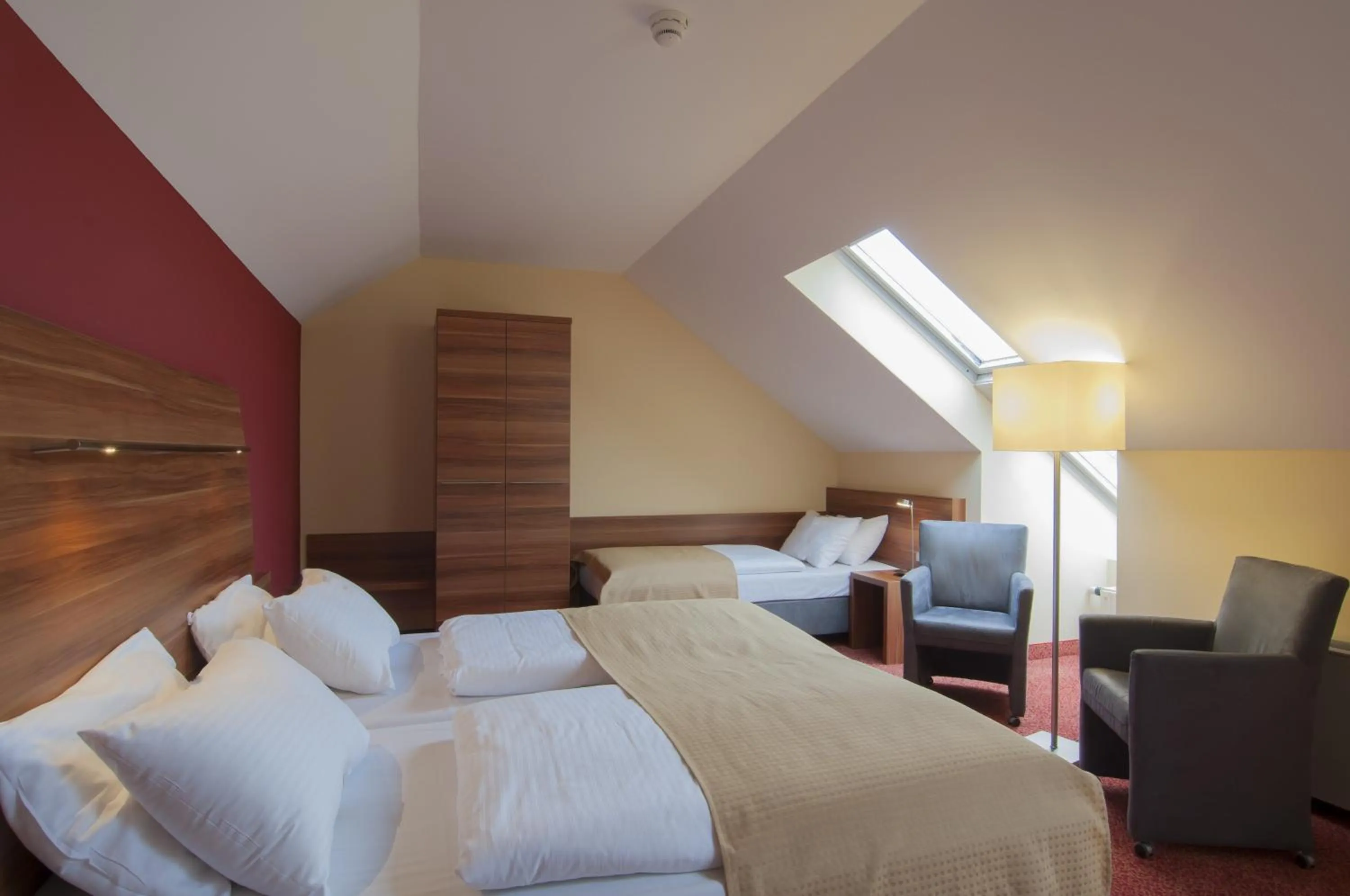 Photo of the whole room, Bed in Holiday Inn Munich Unterhaching by IHG