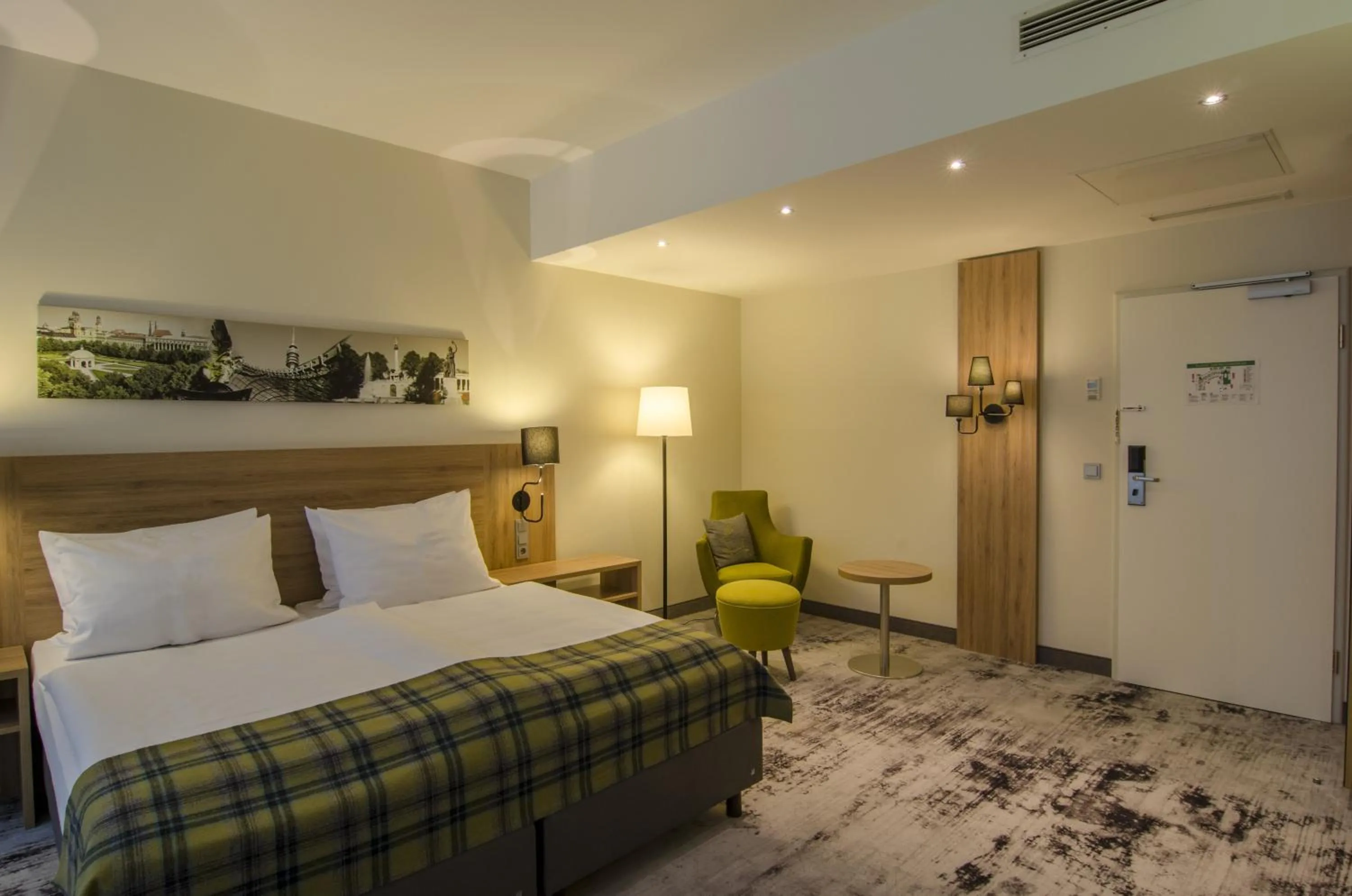 Photo of the whole room, Bed in Holiday Inn Munich Unterhaching by IHG