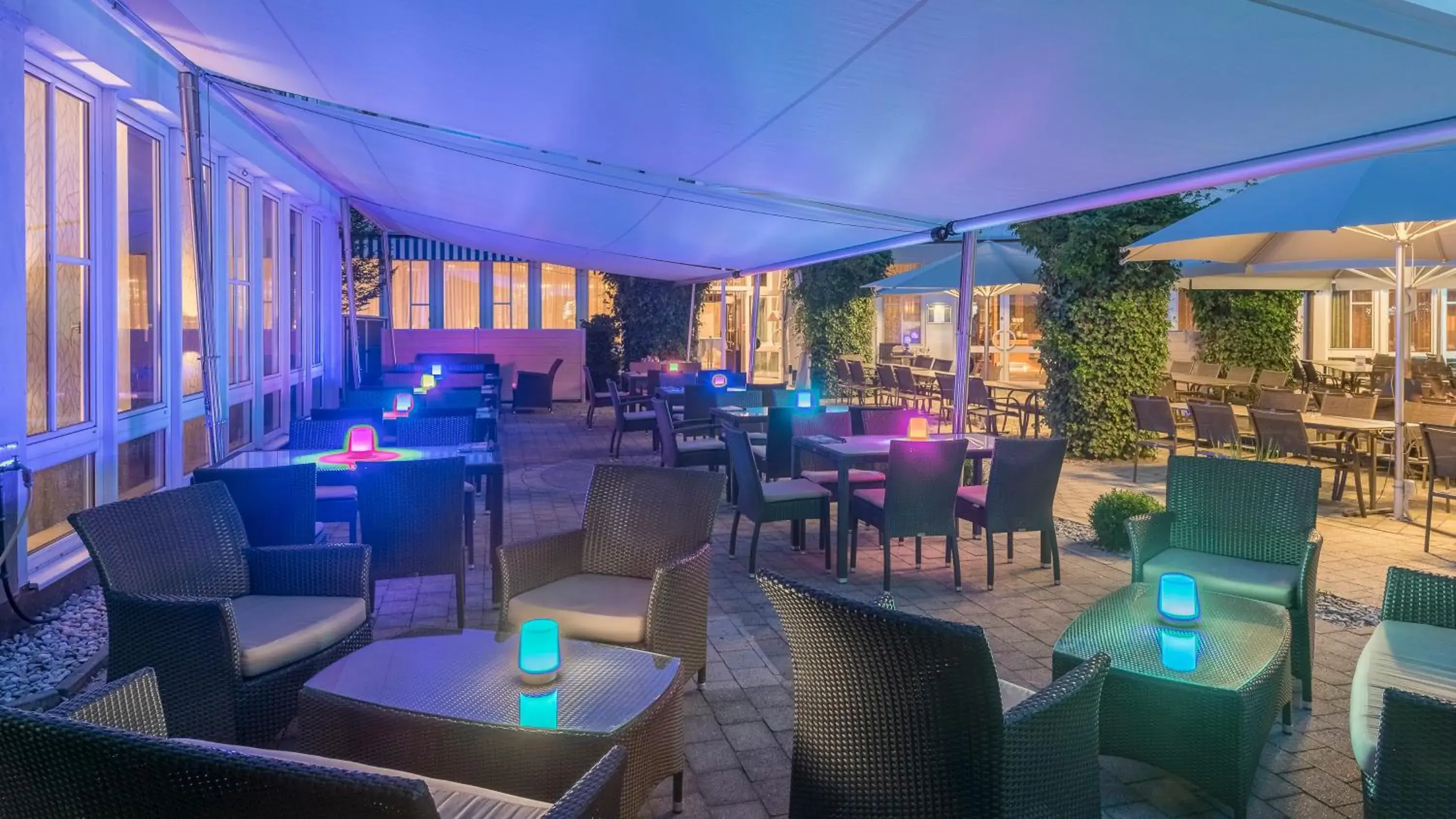 Lounge or bar in Holiday Inn Munich Unterhaching by IHG Lounge or bar in Holiday Inn Munich Unterhaching by IHG