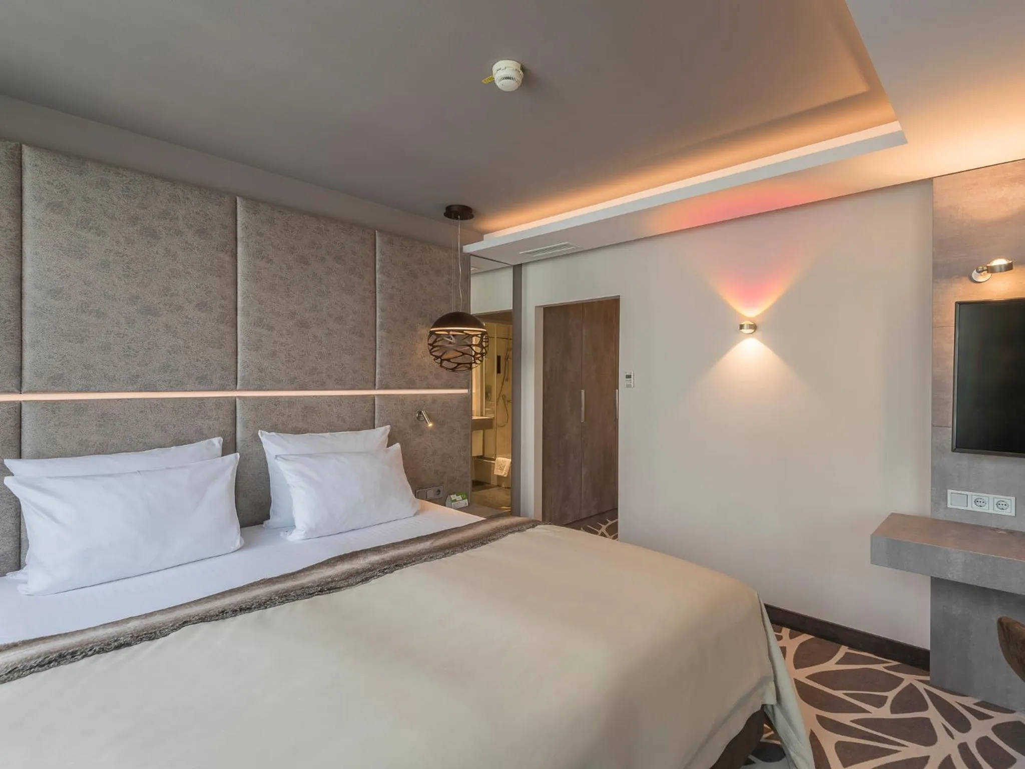 Photo of the whole room, Bed in Holiday Inn Munich Unterhaching by IHG