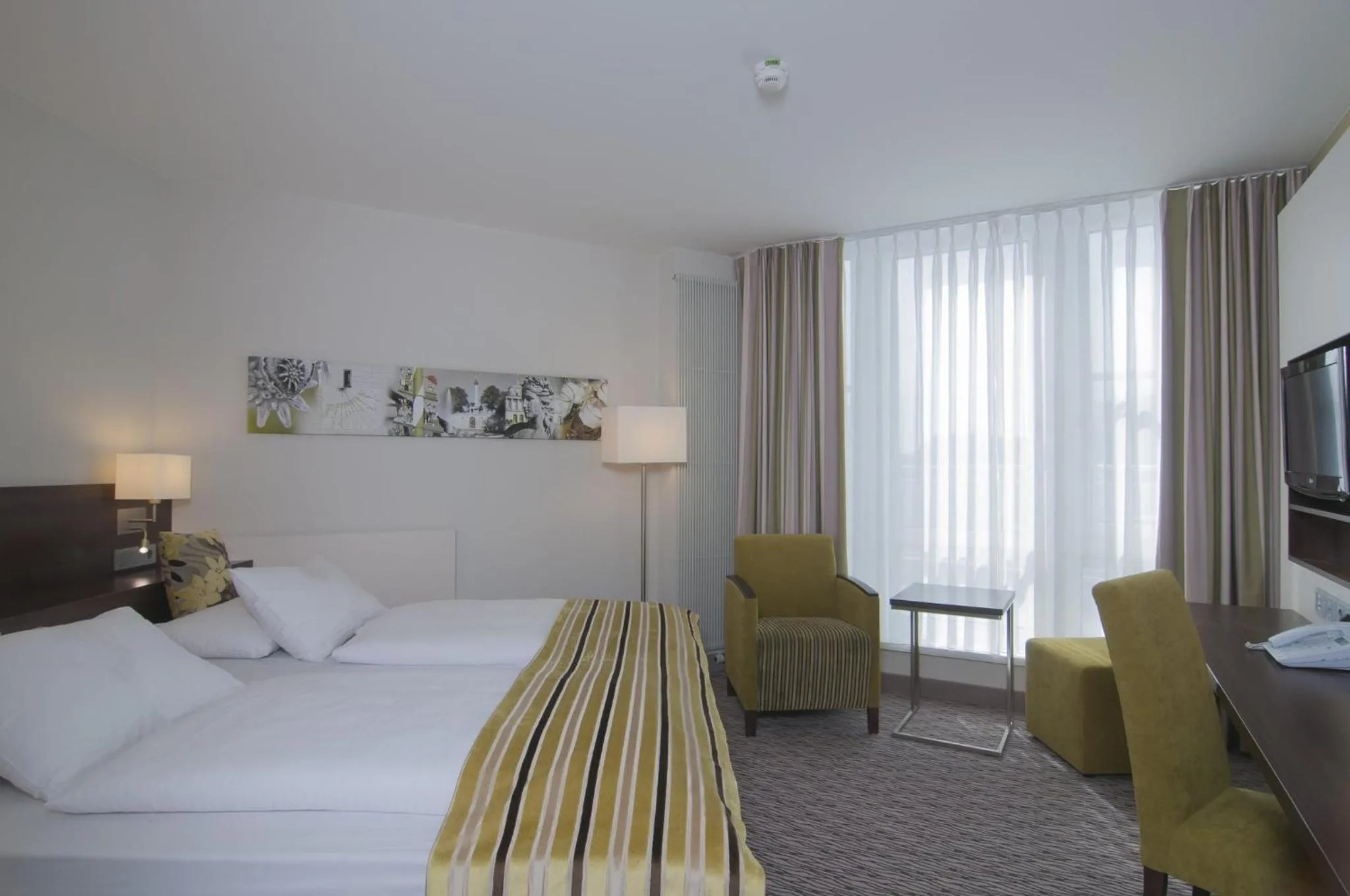 Photo of the whole room, Bed in Holiday Inn Munich Unterhaching by IHG