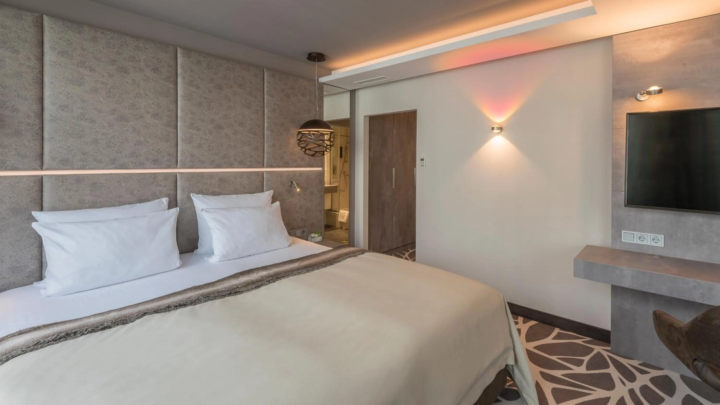 Photo of the whole room, Bed in Holiday Inn Munich Unterhaching by IHG