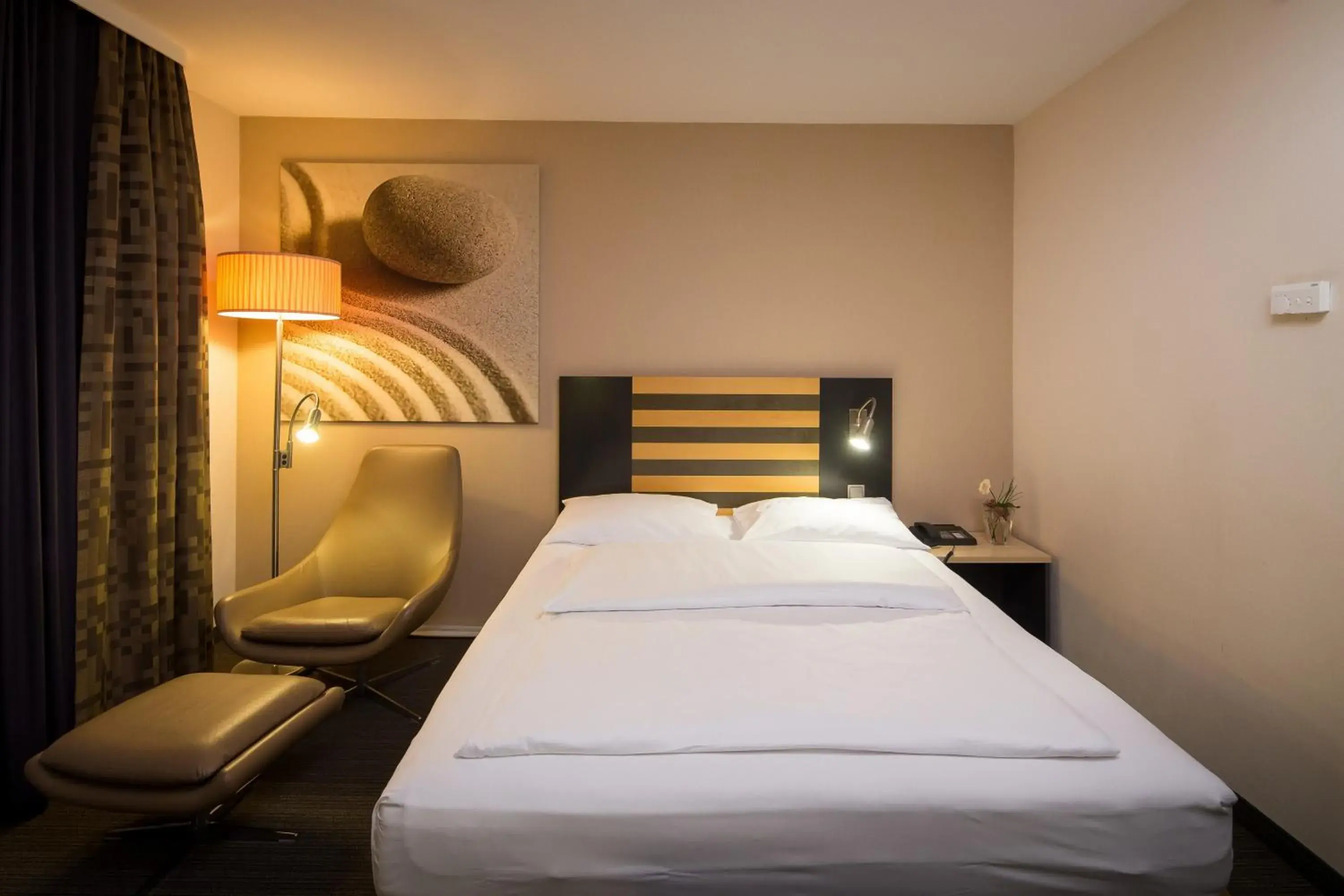 Bed in Lindner Hotel Frankfurt Hochst, part of JdV by Hyatt Bed in Lindner Hotel Frankfurt Hochst, part of JdV by Hyatt