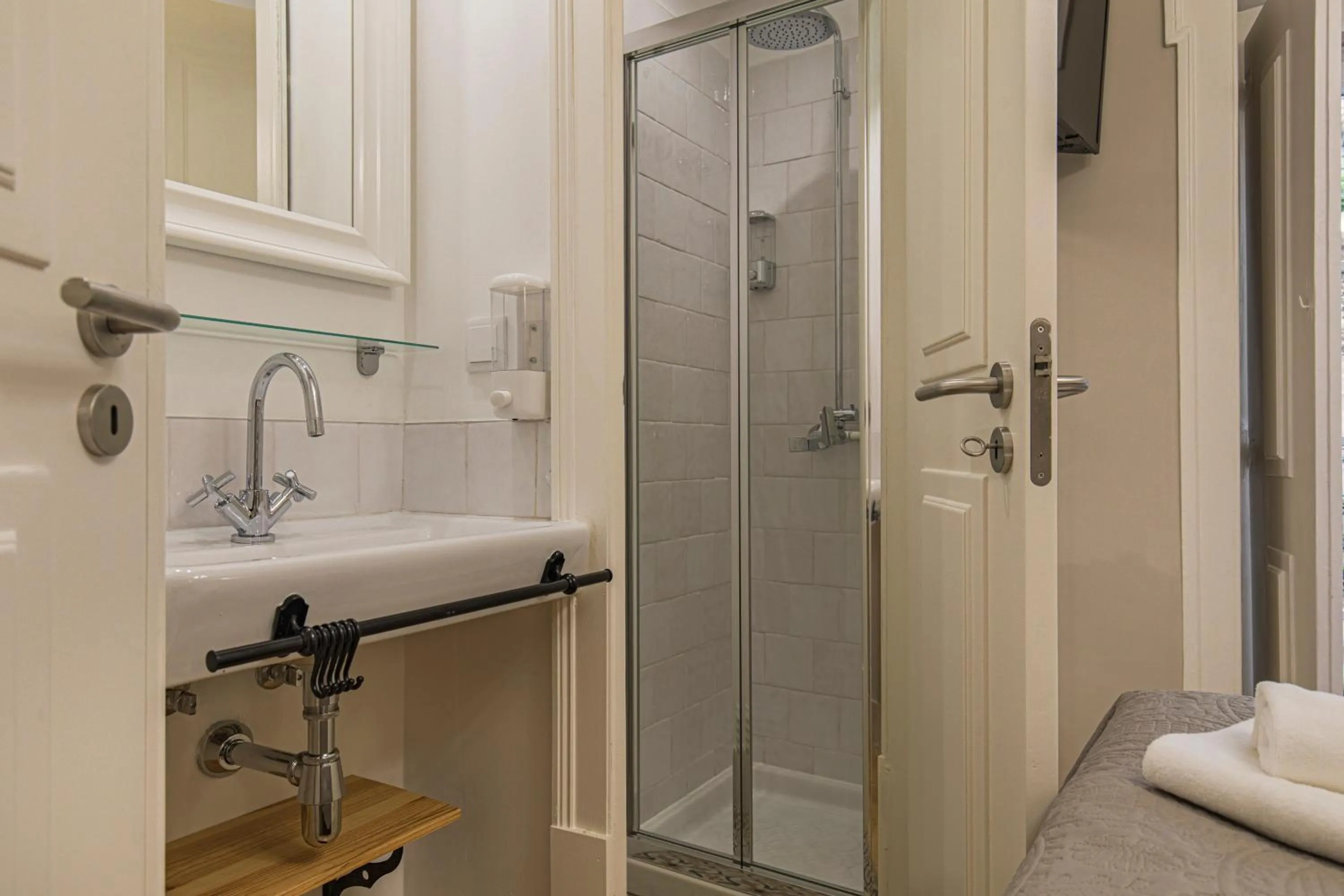 Bathroom in LovelyStay - Charming Douradoures I