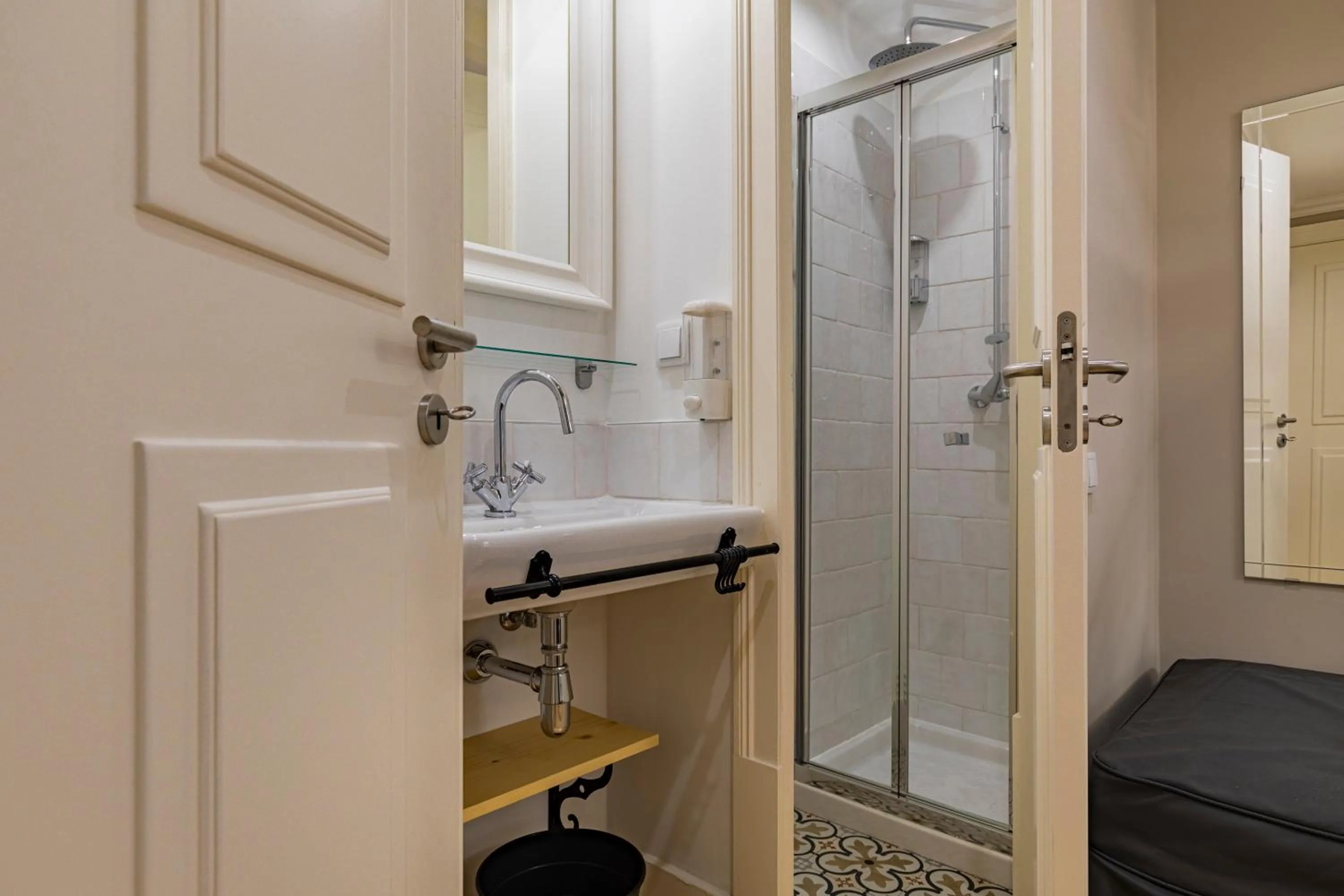 Bathroom in LovelyStay - Charming Douradoures I