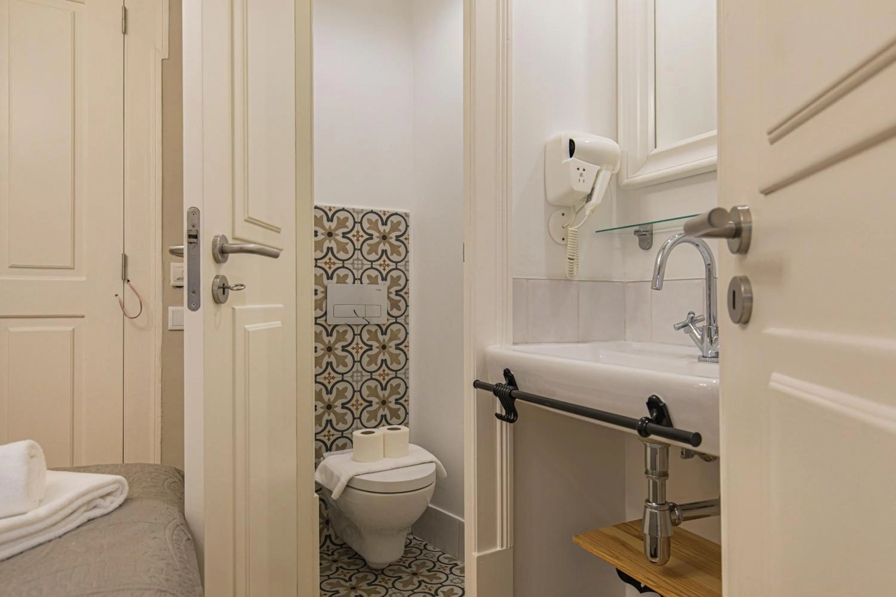 Bathroom in LovelyStay - Charming Douradoures I