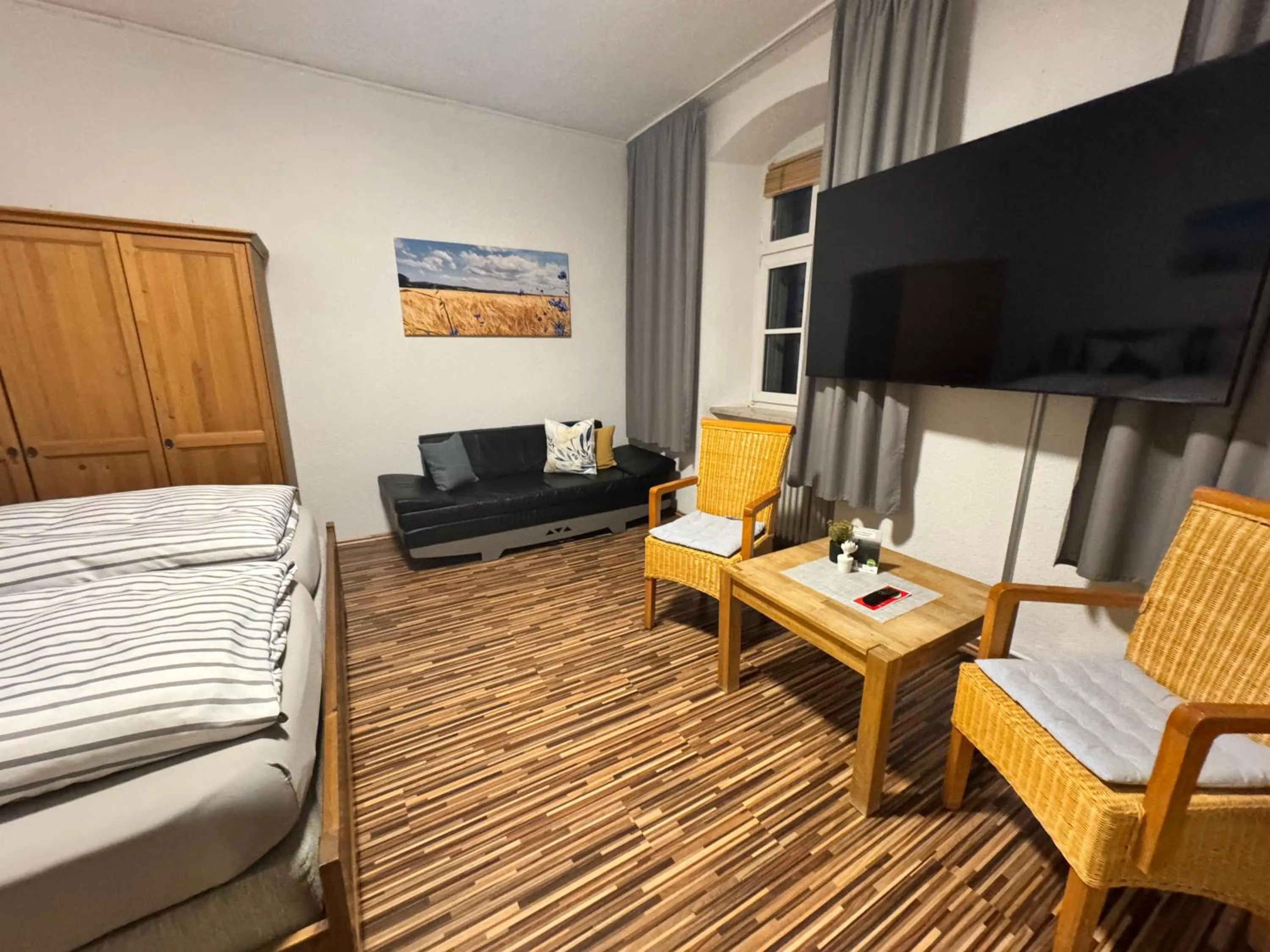 Living room, Bed in Gasthof Hotel Bräustübl