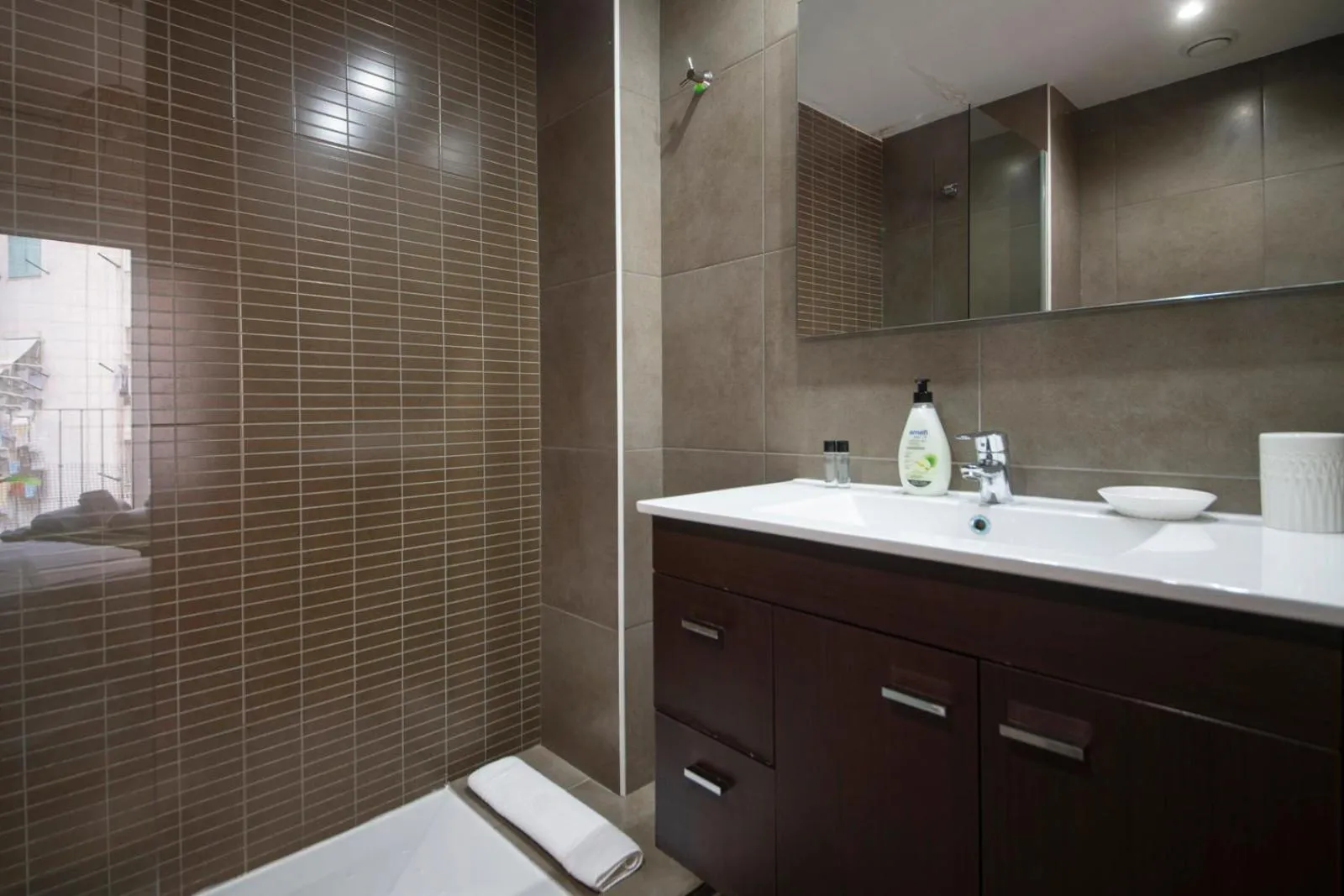 Shower in You Stylish Sagrada Familia Apartments