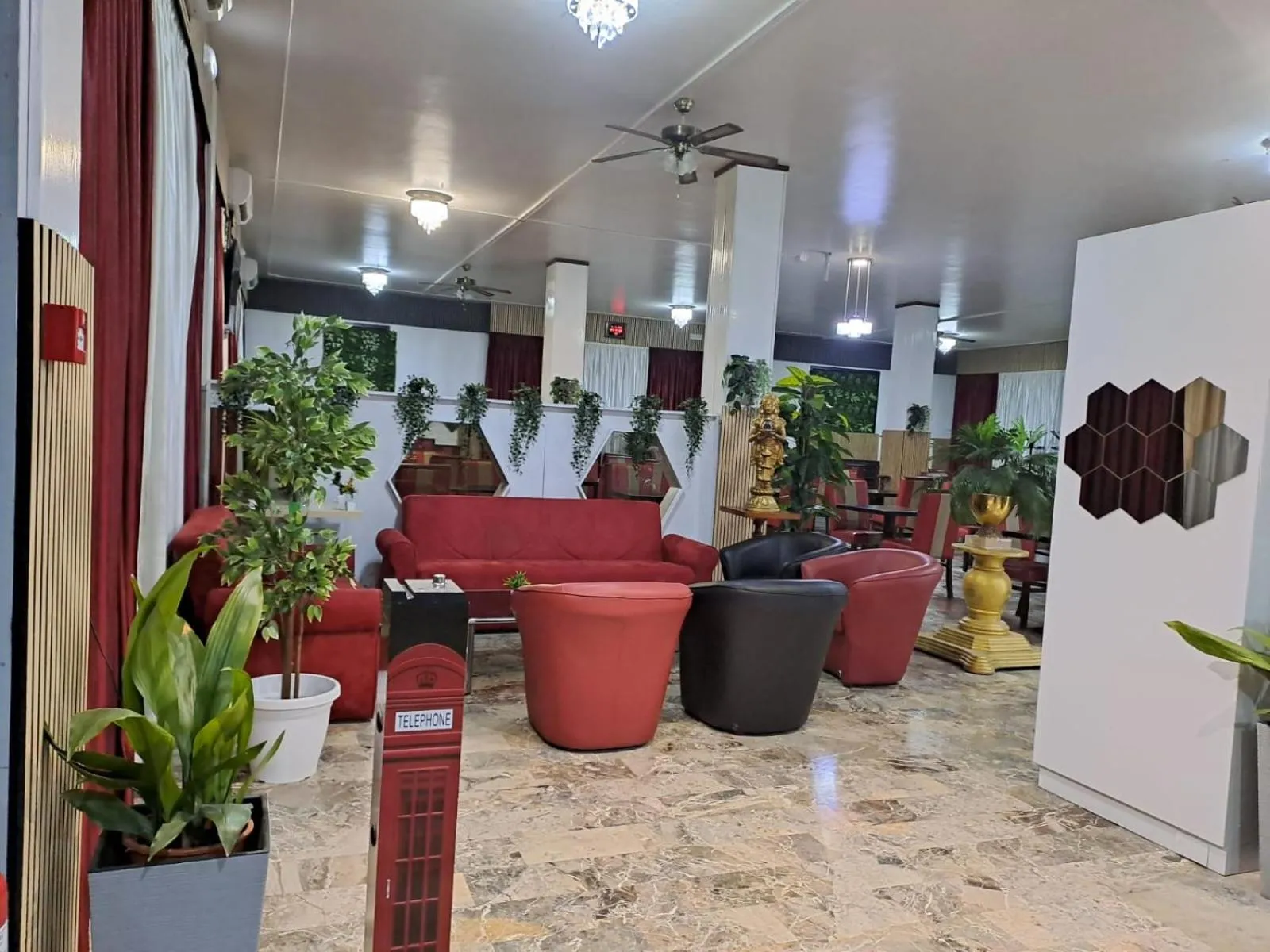 Restaurant/places to eat in Hotel Paradiso