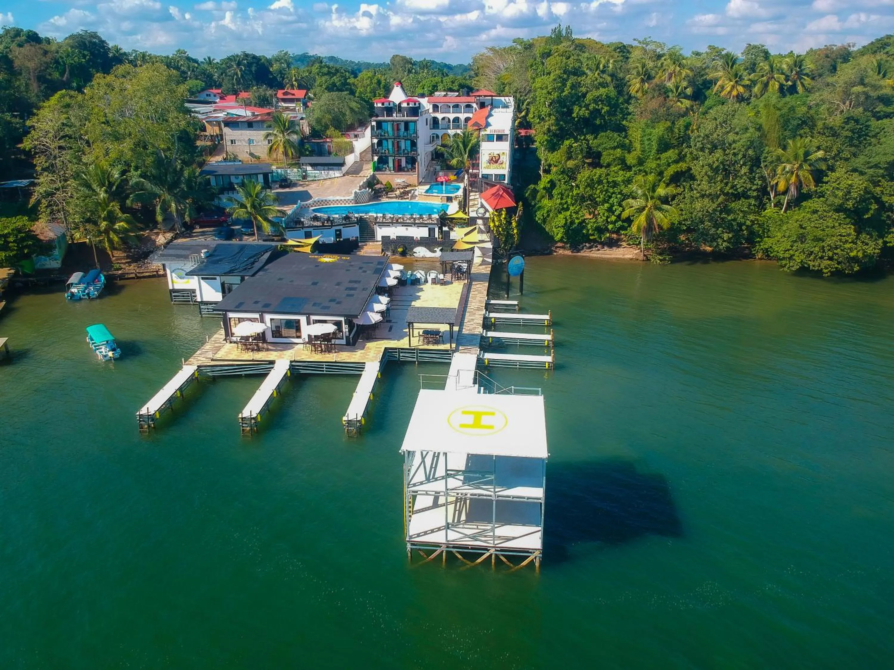 Property building in Hotel Mi Paraíso Río Dulce
