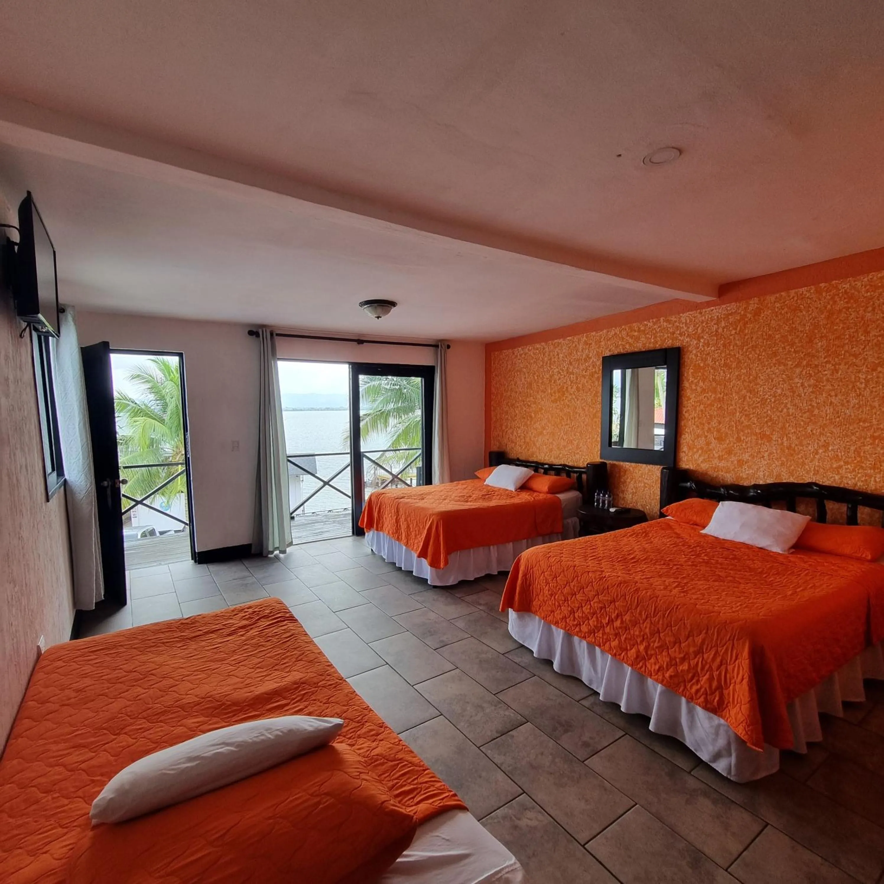 towels, Bed in Hotel Mi Paraíso Río Dulce