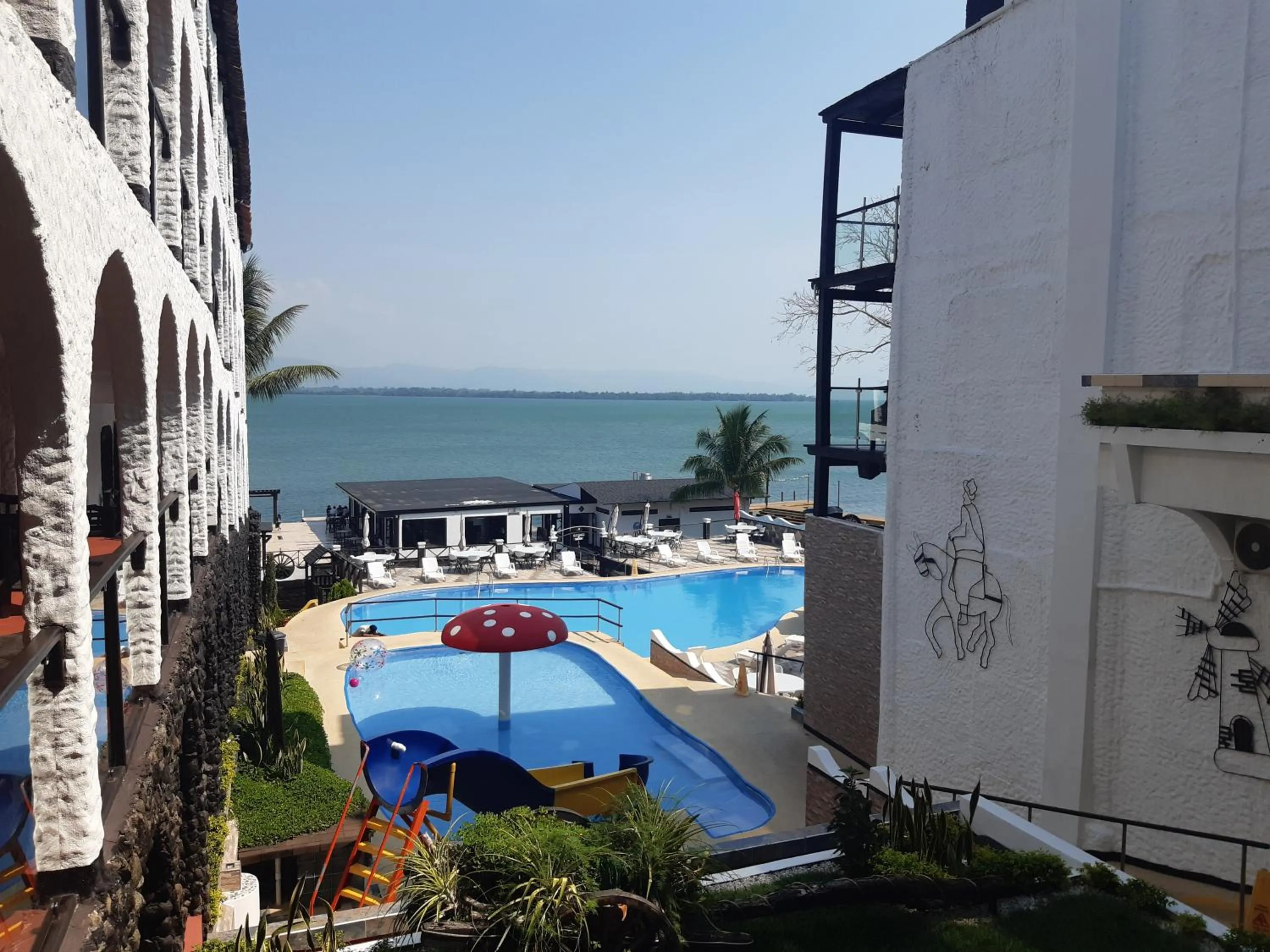Swimming pool in Hotel Mi Paraíso Río Dulce