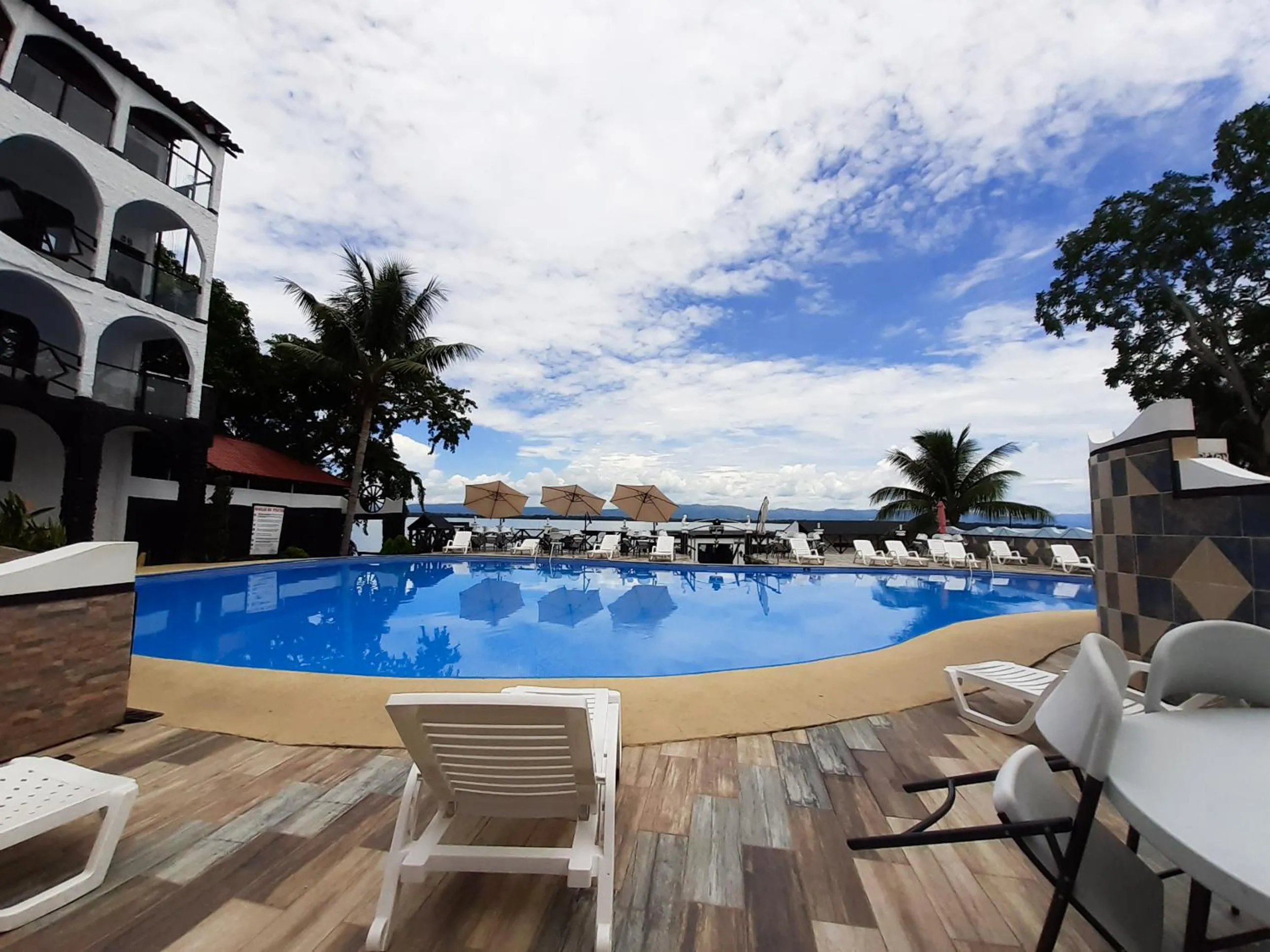Swimming pool in Hotel Mi Paraíso Río Dulce