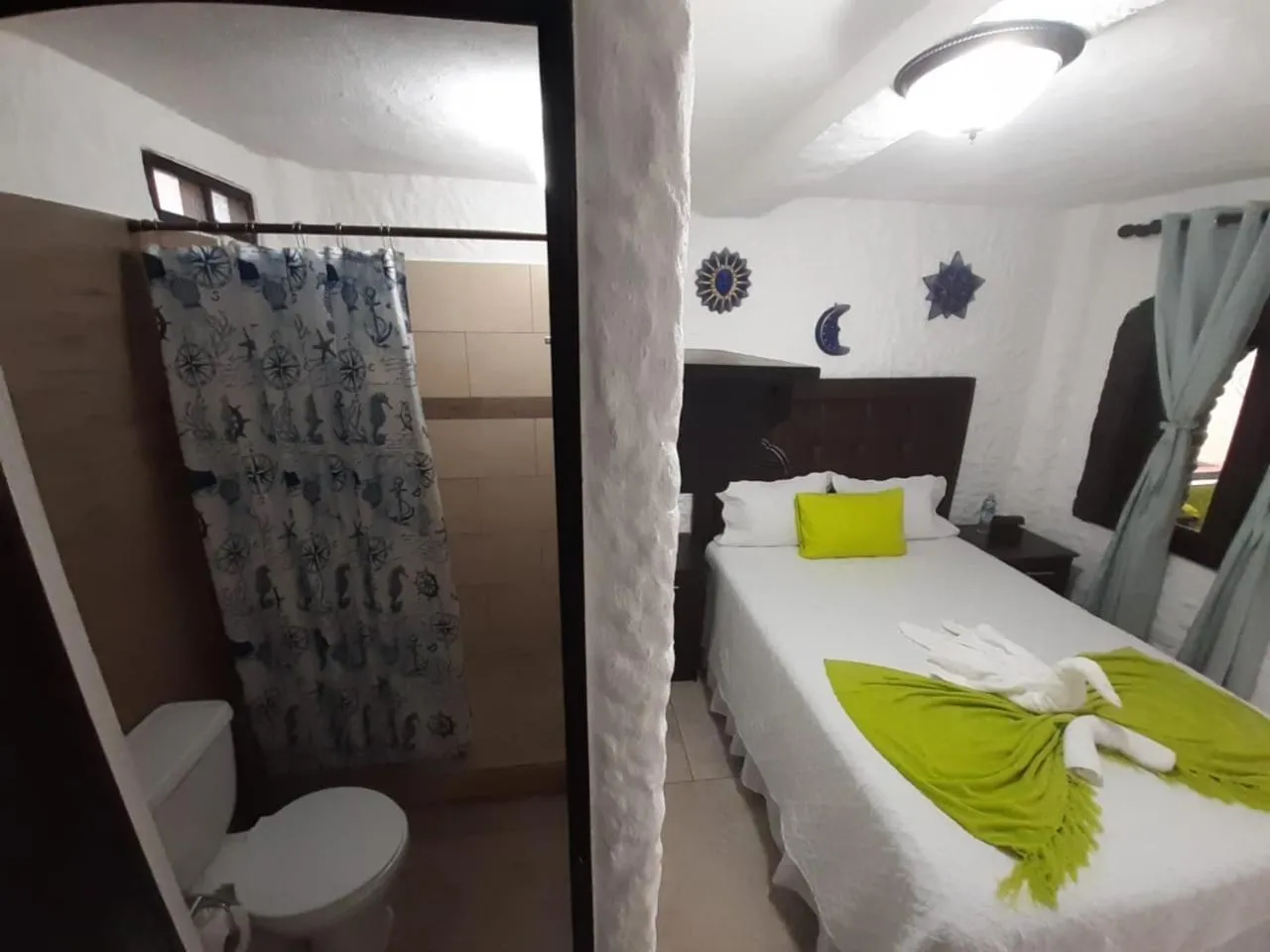 Toilet, Bed in Hotel Mi Paraíso Río Dulce