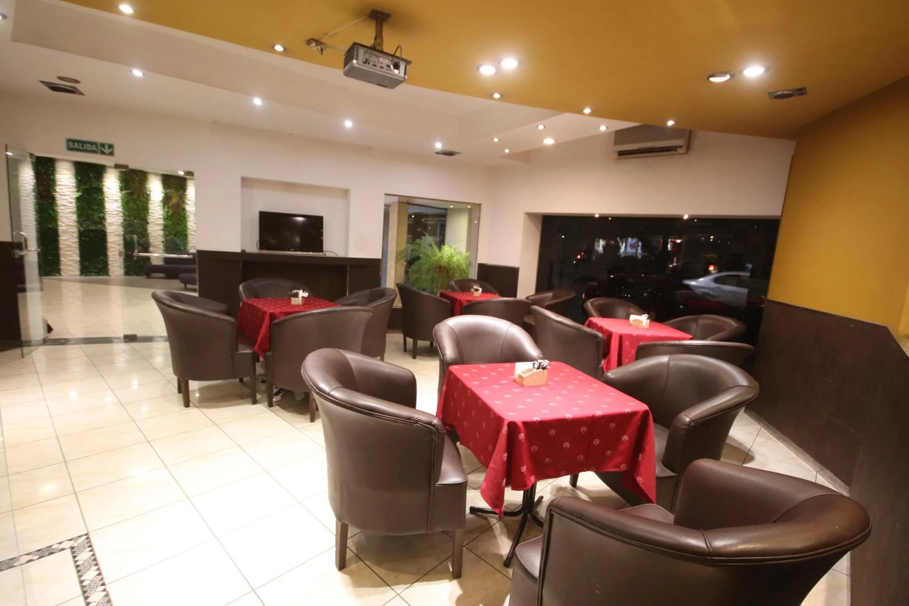 Restaurant/places to eat in Hotel Ananque