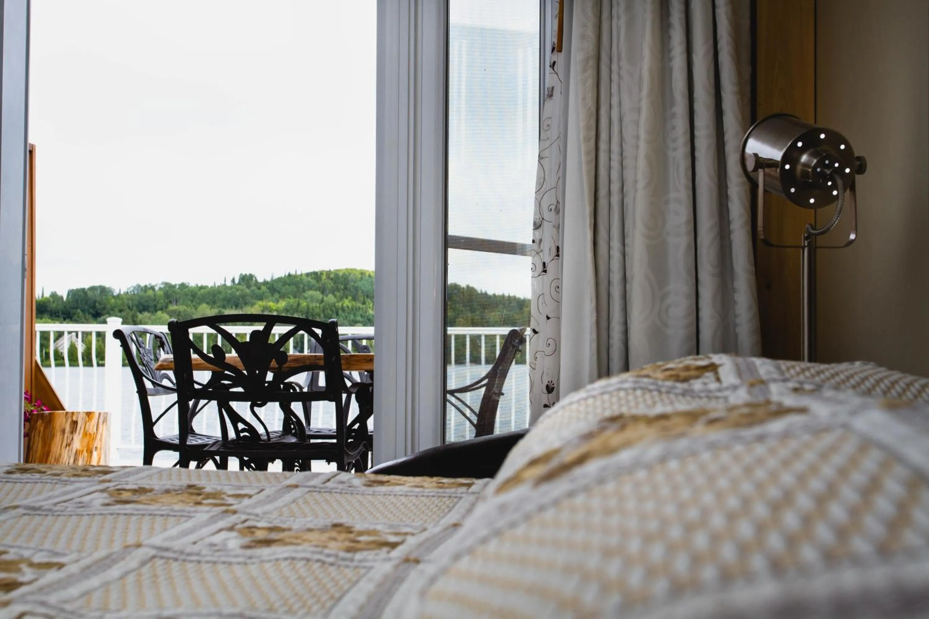 Patio, Bed in Auberge Du Lac Malcom