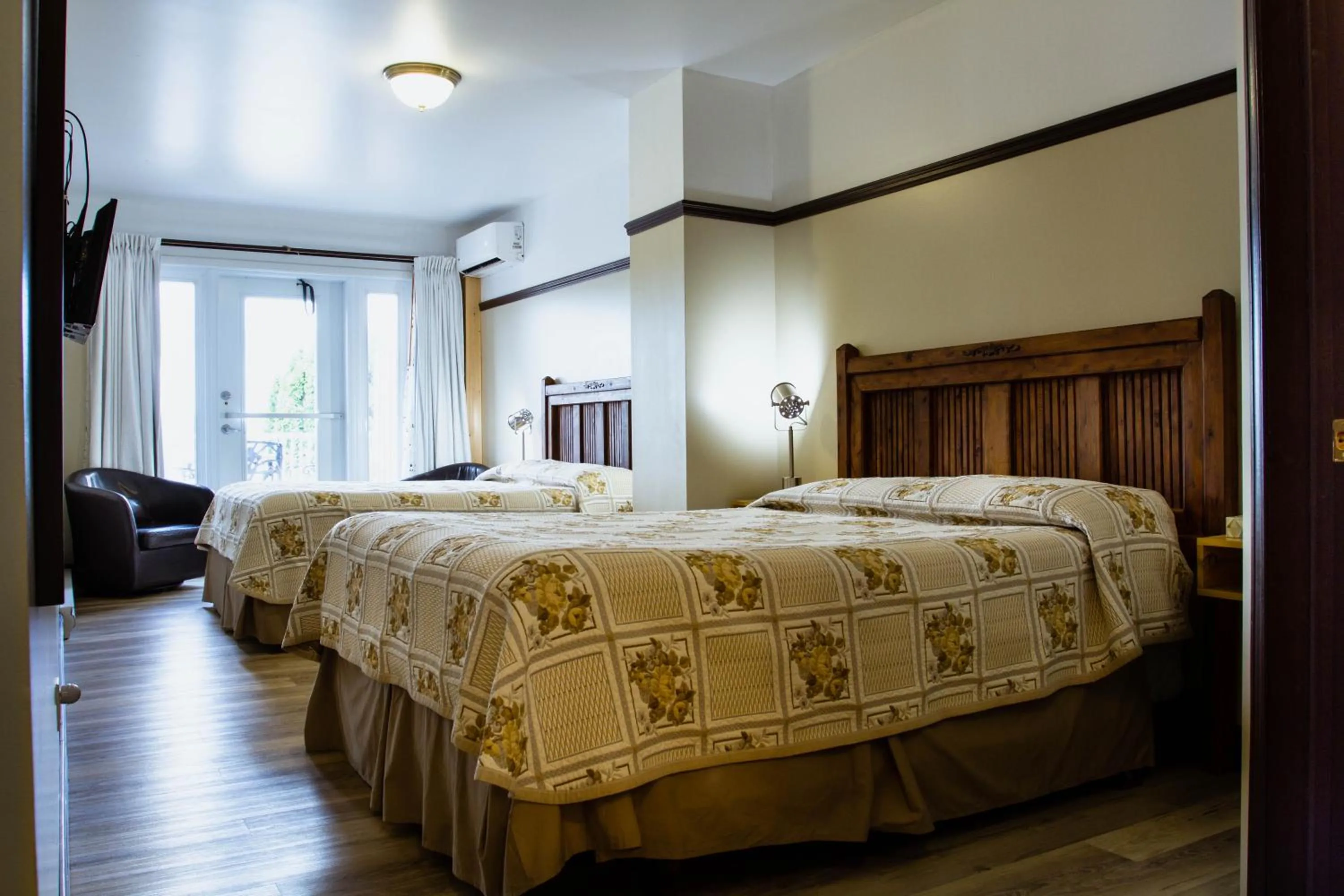 Bed in Auberge Du Lac Malcom