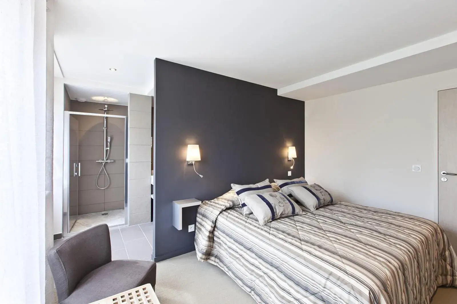 Superior Double Room with Bath and Shower in Hostellerie Saint Germain Superior Double Room with Bath and Shower in Hostellerie Saint Germain