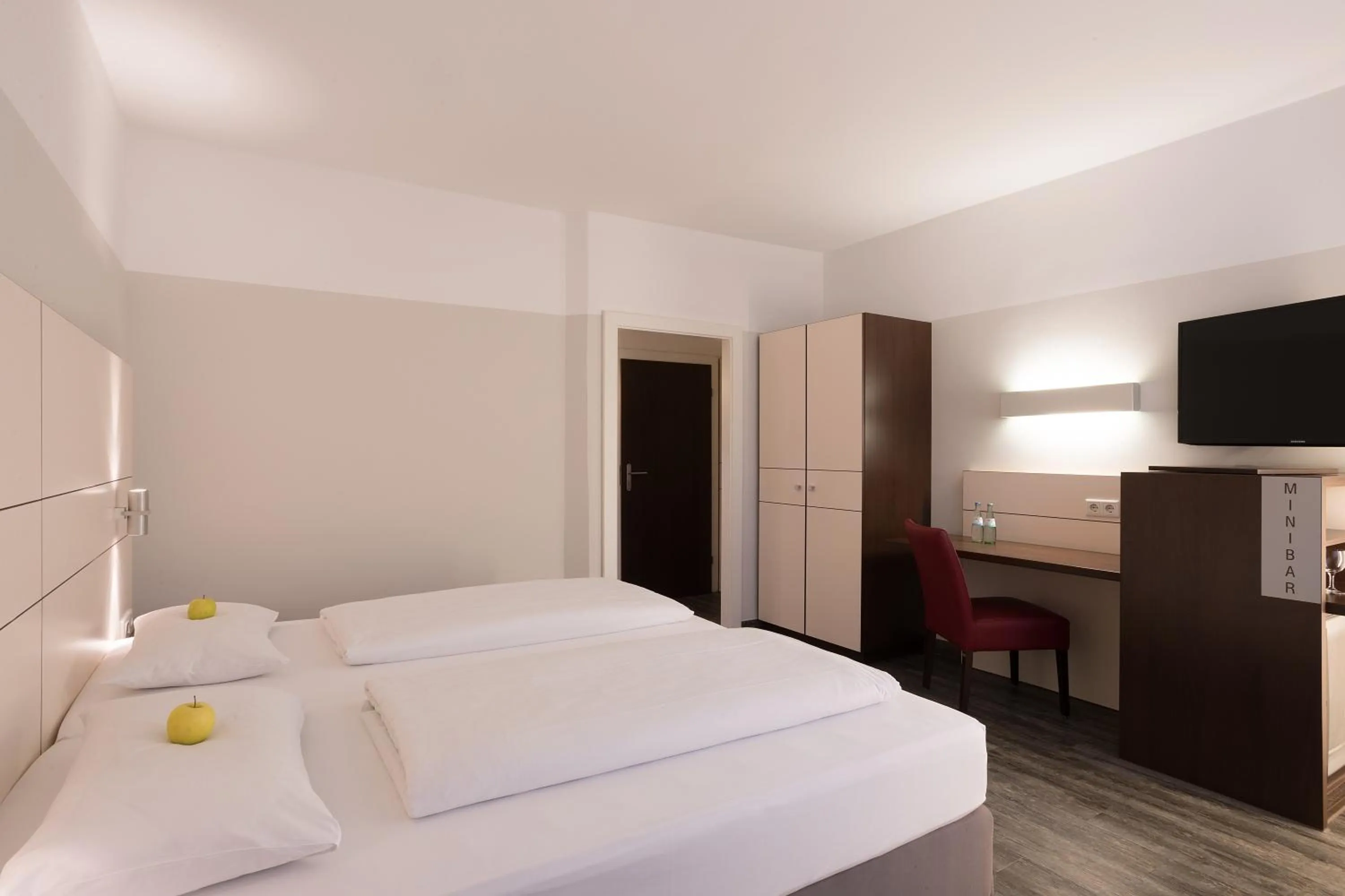 Photo of the whole room, Bed in Ferrotel Duisburg - Partner of SORAT Hotels