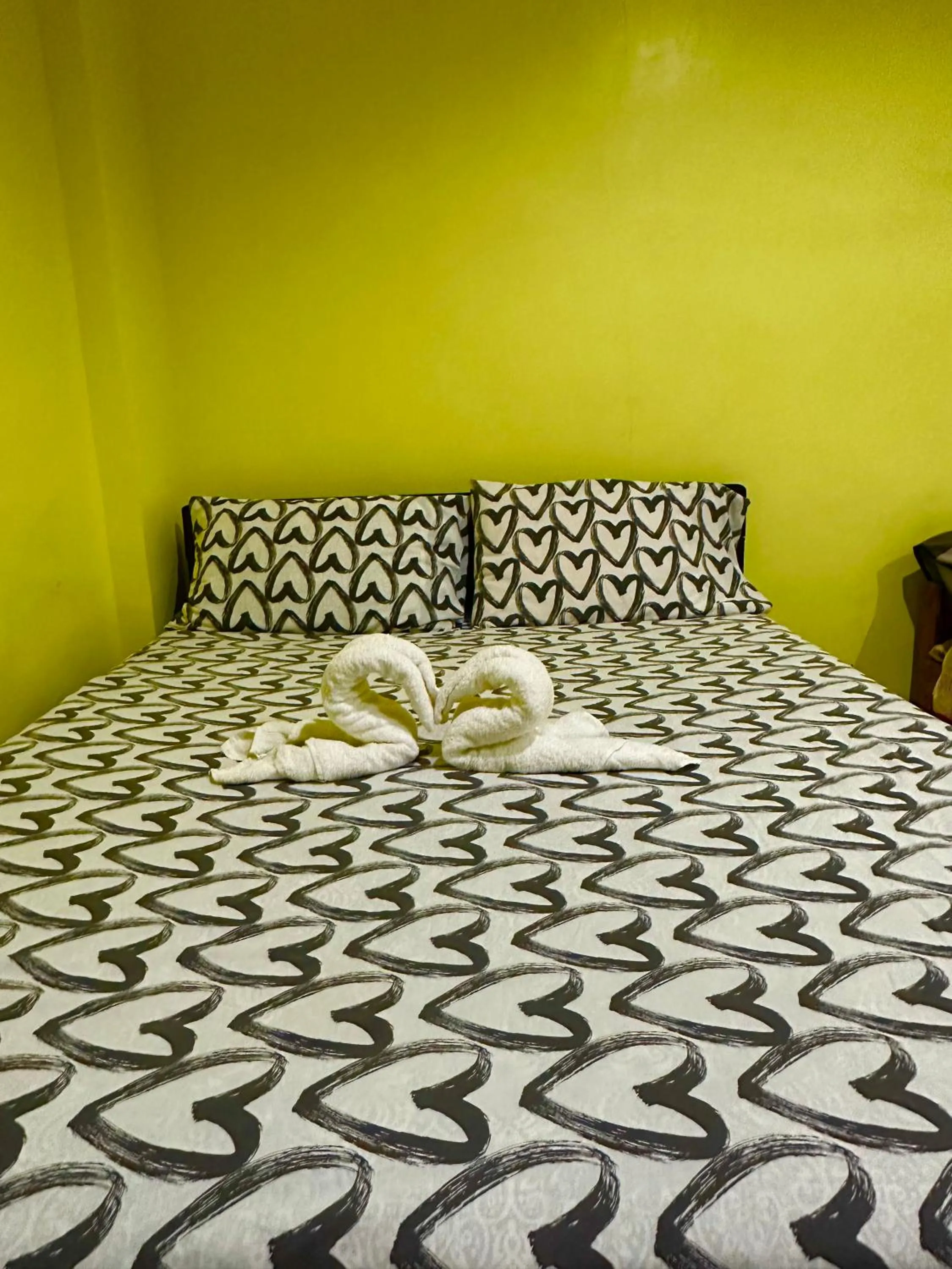 Bed in Rozay Travellers Inn