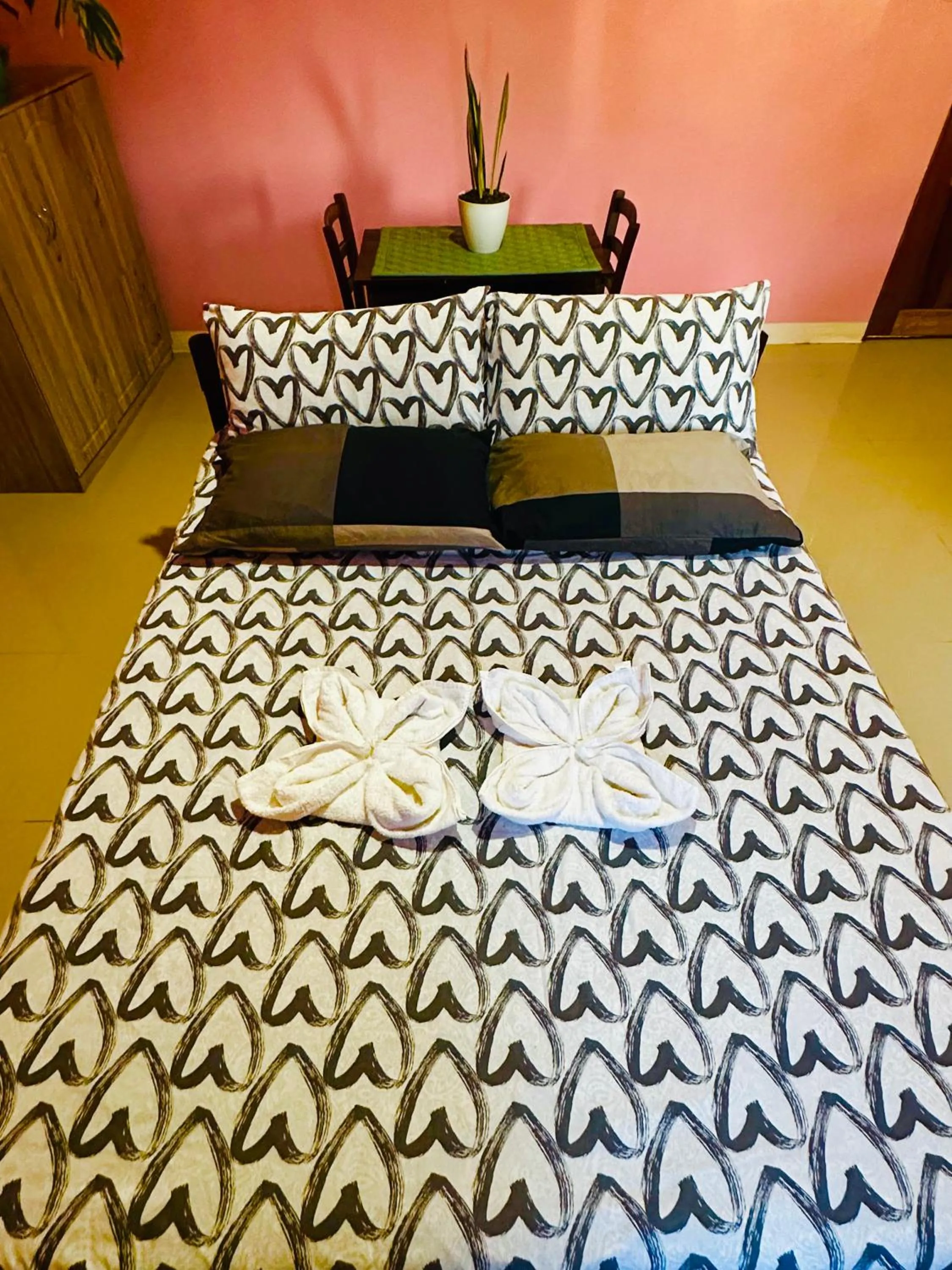 Bed in Rozay Travellers Inn